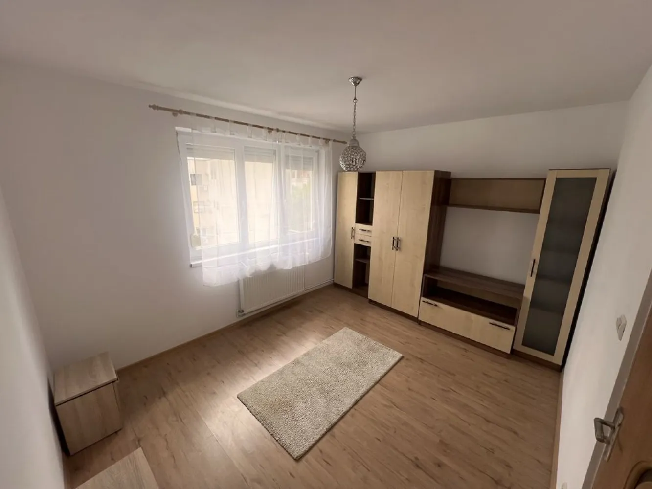 BRASADAS vinde ap 2 cam 50mp 4/4 Central. - Agenția imobiliara BRASADAS vinde apartament 2 camere central, suprafata aprox.50 mp utili, situat pe Calea Traian, etaj 4/4 cu acoperis, mobilat si utilat cum se vede in poze.
Apartamentul este compus din : 
1 bucatarie
2 camere semidecomandate
2 holuri
1 baie
1 debara
1 balcon

www.brasadas.com.