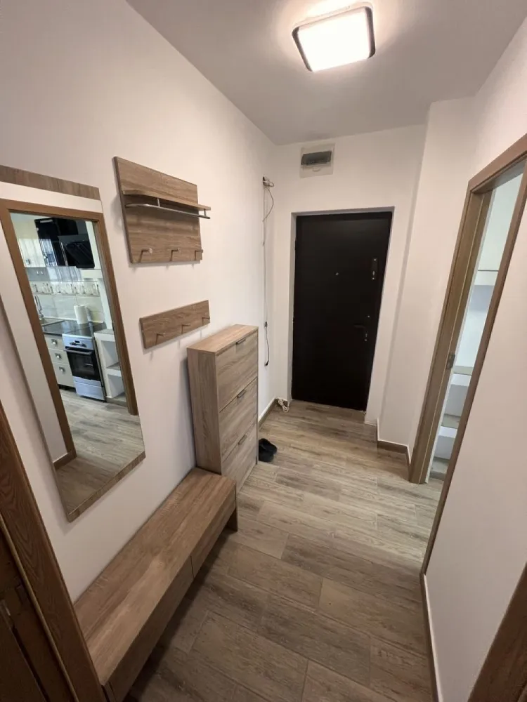 BRASADAS vinde ap 2 cam 50mp 4/4 Central. - Agenția imobiliara BRASADAS vinde apartament 2 camere central, suprafata aprox.50 mp utili, situat pe Calea Traian, etaj 4/4 cu acoperis, mobilat si utilat cum se vede in poze.
Apartamentul este compus din : 
1 bucatarie
2 camere semidecomandate
2 holuri
1 baie
1 debara
1 balcon

www.brasadas.com.