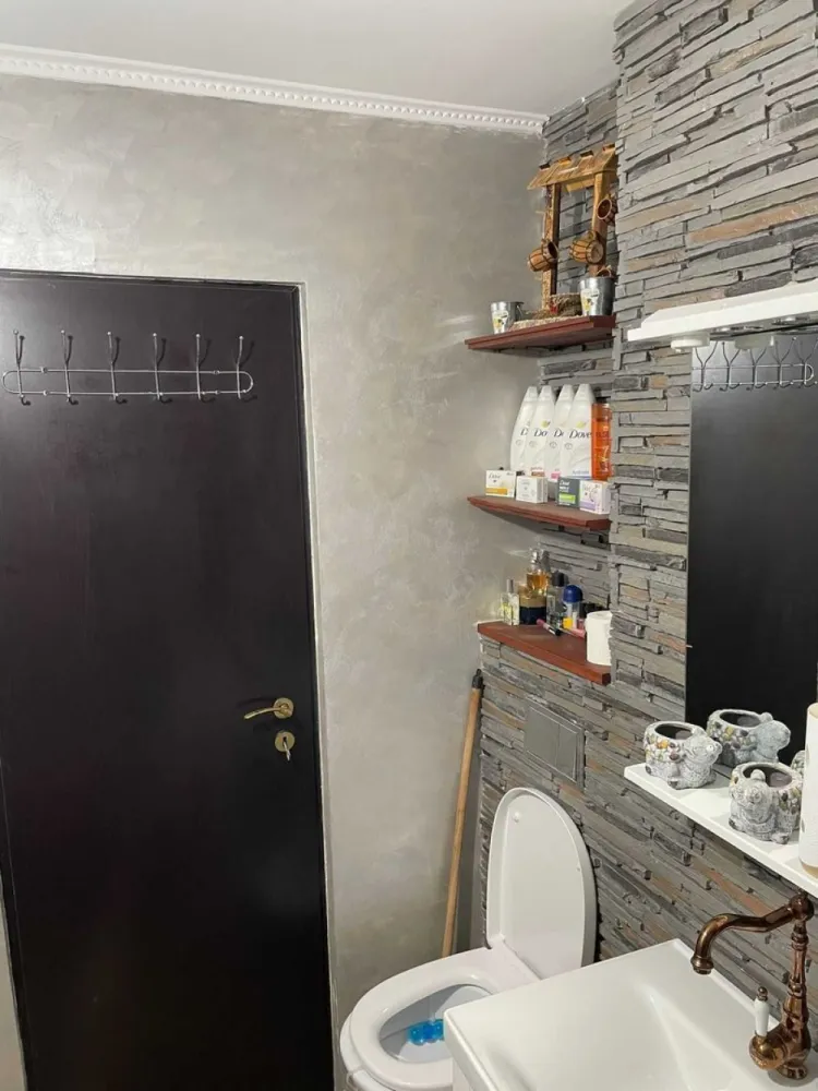 Apartament 2 cam etaj 3/4 in Carpati 1. - Agentia Imobiliara BRASADAS vinde apartament cu 2 camere la etajul 3/4 in Carpati 1.
Apartamentul este recent renovat de la A la Z , apartamentul a fost izolat exteriot , este instalat si centrala termica , geamurile au fost schimbate pe termopan maro si jaluzele. Scara recent zugravit , iar usa scarii a fost schimbata si exista interfon.
Se accepta si schimb doar cu casa aproape de oras.
Www.brasadas.com.