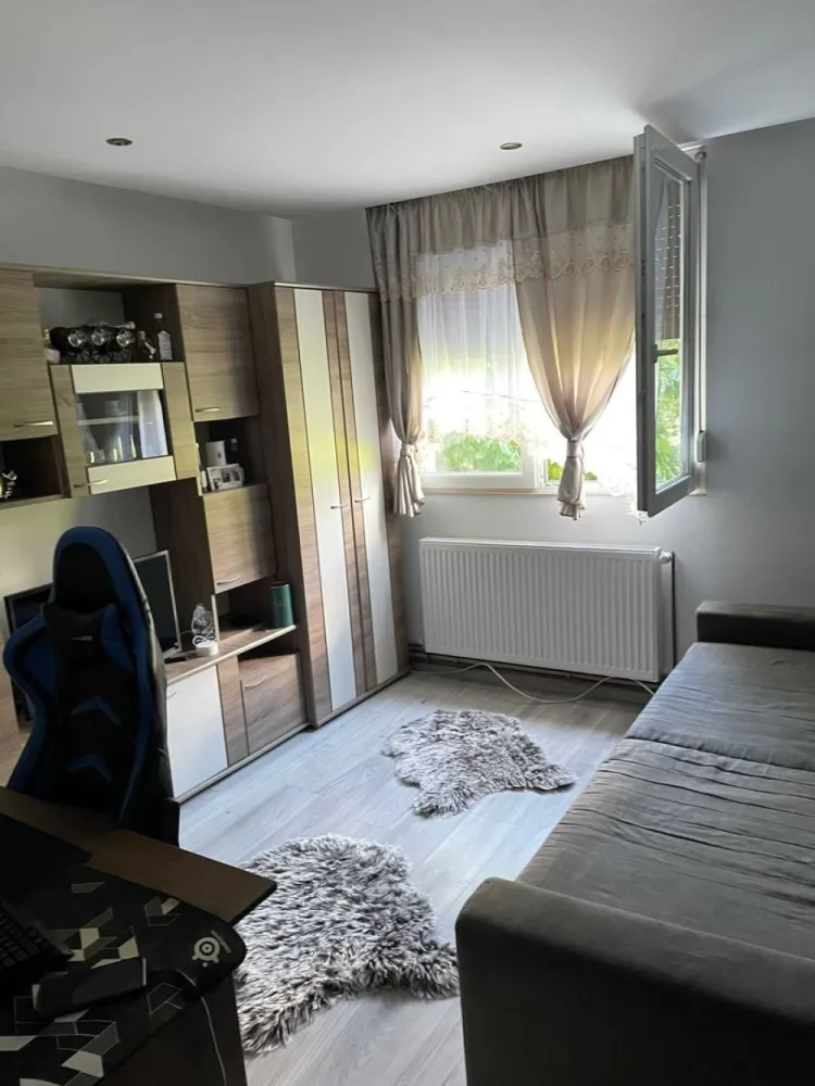 Apartament 2 cam etaj 3/4 in Carpati 1. - Agentia Imobiliara BRASADAS vinde apartament cu 2 camere la etajul 3/4 in Carpati 1.
Apartamentul este recent renovat de la A la Z , apartamentul a fost izolat exteriot , este instalat si centrala termica , geamurile au fost schimbate pe termopan maro si jaluzele. Scara recent zugravit , iar usa scarii a fost schimbata si exista interfon.
Se accepta si schimb doar cu casa aproape de oras.
Www.brasadas.com.