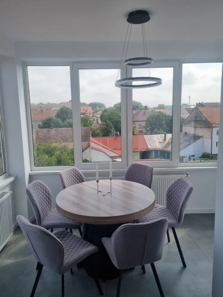 BRASADAS vinde ap 3 cam 4/4 CENTRAL 110mp RENOVAT cu garaj. - Agenția imobiliara BRASADAS vinde un apartament spatios si elegant, complet renovat la cheie, mobilat modern, in care nu a locuit nimeni dupa renovare situat la etajul 4 intr-o zona centrala linistita dispune de curte interioara privata cu garaj propriu trecut in cf îmbina perfect confortul cu functionalitatea. 
Detali apartament: 
Living open-space cu bucatarie modernă complet utilata;
Zona de luat masa in balconul inchis cu vedere spre curtea interioara;
3 dormitoare spațioase si luminoase;
3 bai utilate modern;
Camera tehnica cu centrala si masina de spalat;
Garaj propriu cu usa automata noua;
Curte interioara cu acces privat;
Localizare centrala aproape de toate puctele de interes. 
www.brasadas.com.