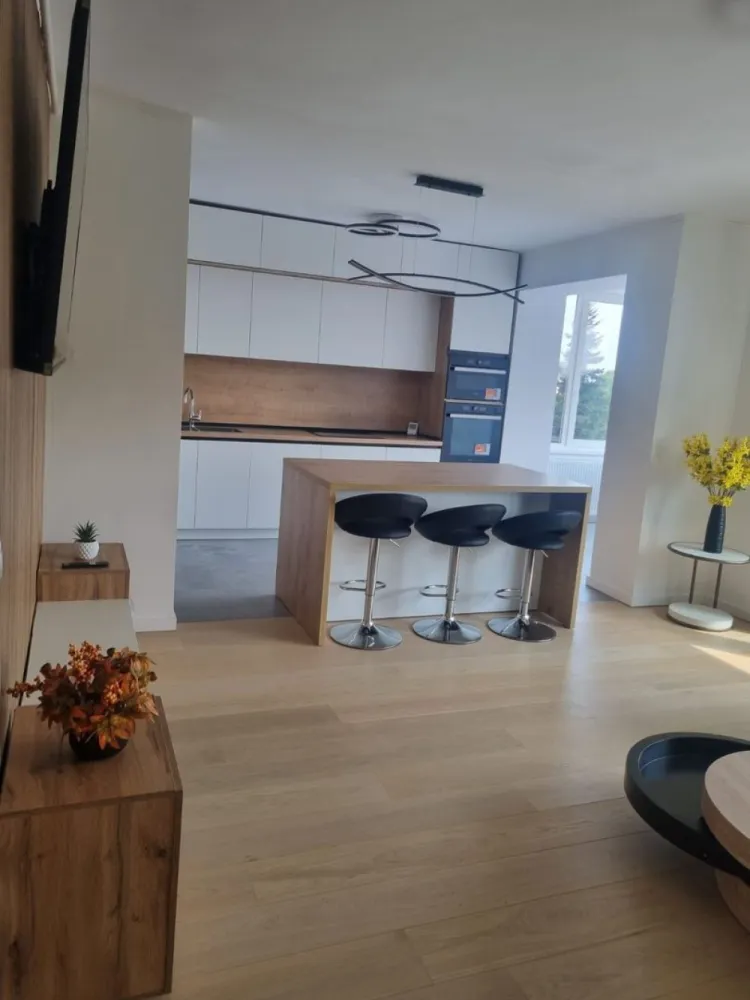 BRASADAS vinde ap 3 cam 4/4 CENTRAL 110mp RENOVAT cu garaj. - Agenția imobiliara BRASADAS vinde un apartament spatios si elegant, complet renovat la cheie, mobilat modern, in care nu a locuit nimeni dupa renovare situat la etajul 4 intr-o zona centrala linistita dispune de curte interioara privata cu garaj propriu trecut in cf îmbina perfect confortul cu functionalitatea. 
Detali apartament: 
Living open-space cu bucatarie modernă complet utilata;
Zona de luat masa in balconul inchis cu vedere spre curtea interioara;
3 dormitoare spațioase si luminoase;
3 bai utilate modern;
Camera tehnica cu centrala si masina de spalat;
Garaj propriu cu usa automata noua;
Curte interioara cu acces privat;
Localizare centrala aproape de toate puctele de interes. 
www.brasadas.com.