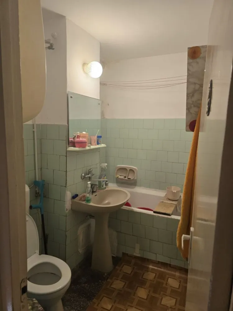 BRASADAS vinde ap 3 cam Micro 16 Etaj 2 din 4. - Agenția imobiliara BRASADAS vinde apartament semidecomandat cu 3 camere și 2 băi, 69 mp, la etajul 2 din 4, într-o zonă faină și calmă din Micro 16, în spatele restaurantului Poiana Codrului. Bloc izolat termic, cu cămară inclusă pentru extra spațiu de depozitare, balcon îngrădit cu geamuri termopan și loc de parcare rezervat, plătit până la 31 ianuarie 2026. La doar 10 minute pe jos de centru, aproape de mall și Lidl, cu școli și grădinițe în jur. Apartamentul are nevoie de renovare, dar e o oportunitate bună să-l aranjezi cum vrei.
www.brasadas.com.