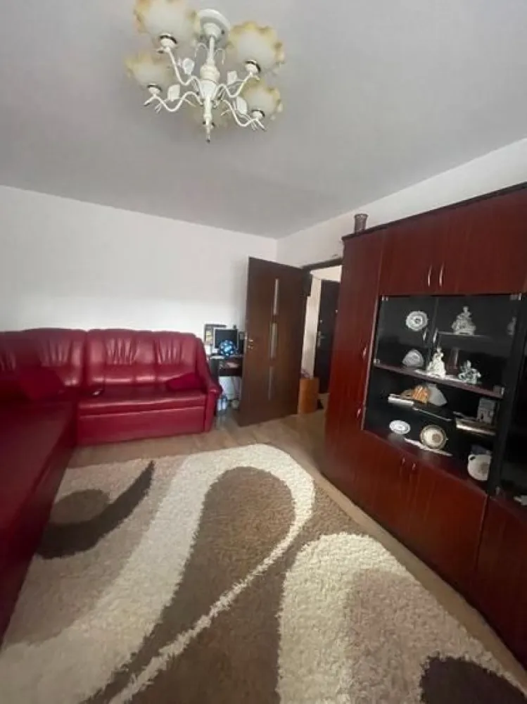 BRASADAS vinde ap 2 cam etaj 1/4 Carpati 2. - Agenția imobiliara BRASADAS vinde apartament cu 2 camere, situat in Carpati 2, la etajul 1 dintr-un bloc cu 4 etaje. Locuința este decomandată și are o suprafață utilă de 52 mp, fiind compartimentată astfel:
2 camere spațioase
1 bucătărie
1 baie
2 balcoane
beci la subsol
loc de parcare rezervat

Dotări și îmbunătățiri:
Centrală termică proprie
Geamuri termopan
Bloc bine întreținut

Apartamentul este situat intr-o zona linistita, in apropiere parcuri de joaca fiind ideal pentru locuit sau ca investiție. Se vinde mobilat.

www.brasadas.com.