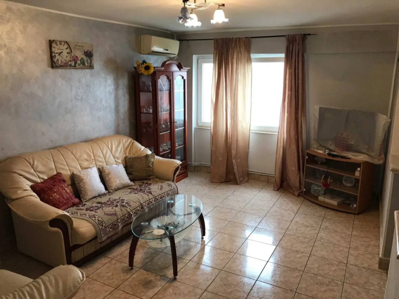 Apartament de vanzare - Agenția imobiliara BRASADAS vinde apartament decomandat, construit din BCA, situat la etajul 10/10, într-un bloc cu 2 lifturi , într-o zonă liniștită din Micro 15.

Locația este ideală, având acces facil la piață, spital, școli, parc și magazine.

Caracteristici principale:

Suprafață utilă: 70 mp
3 camere spațioase (living și 2 dormitoare)
Bucătărie luminoasă
1 baie
Hol generos și spațiu de depozitare
Balcoane închise pentru extinderea spațiului util
Apartamentul se vinde parțial mobilat, oferind oportunitatea de a-l amenaja după preferințele dumneavoastră. (cea ce vedeti)
Aer conditionat
Incalzire in pardoseala.

www.brasadas.com.