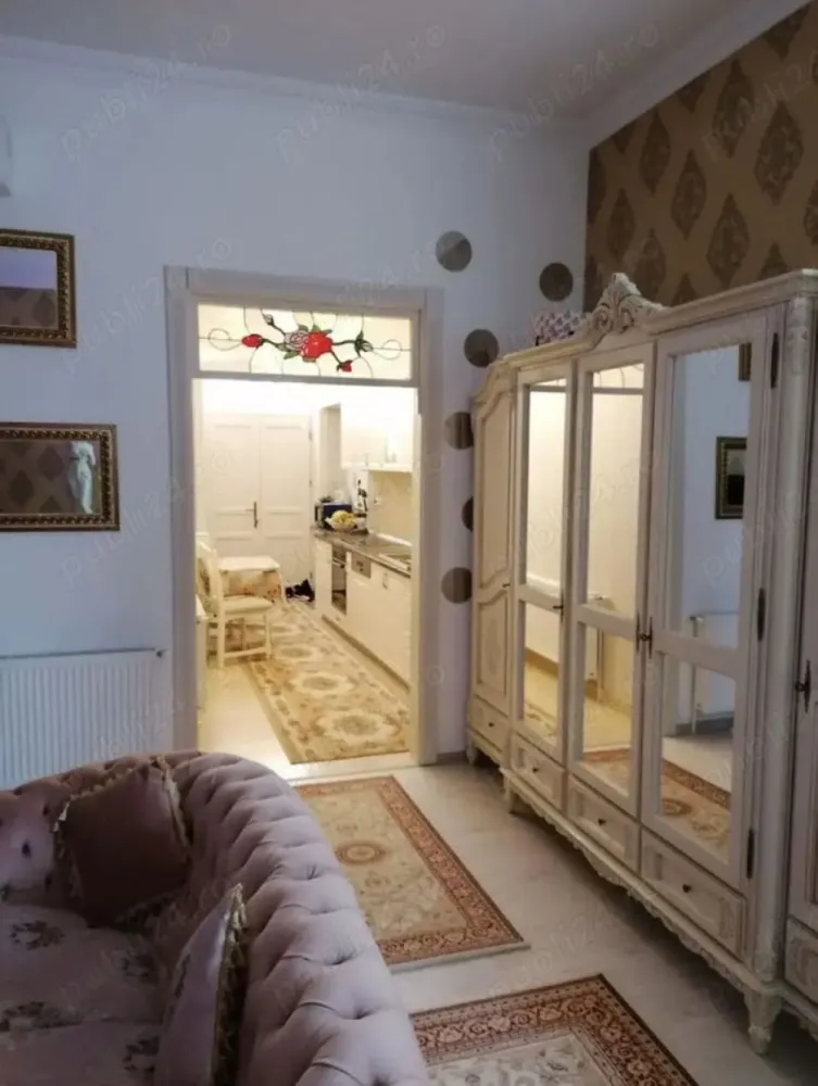BRASADAS vinde ap 3 cam 100mp 3/3 Unicarm Ultracentral - Agenția imobiliara BRASADAS vinde apartament cu 3 camere în suprafat de 100mp construiti. compus dintr un:hol la întrare, bucătärie deschisa, baie, sala centralei cu masina de spălat si uscător de haine, living, doua dormitoare. Finisari interioare de calitate superioara., toti peretil de exterior sunt izolati cu placi de rigips cu polistiren, sapa noua, instalatii[sanitare, curent) toate noi si realizate de firme de specialitate si recunoscute pe plan local. Incălzirea apartamentului se face cu gaz, centrala Arisston ONE si calorifere Kermi supradimensionate. Piatra naturala travertin in baie, hol si bucatarie. Usile interioare precum si cea de la Întrare sunt făcute pe comanda din lemn de stejar cu vitralii TIFFANY ART(sticla rosie din floare adusa personal de pe insula MURANO].(doar VITRALIILE sunt peste 20000 euro] In dormitoare si living am pus parchet de 12 mm trafic intens. Tapet de calitate pe pereti. Mobila de bucătărie făcut tot pe comanda având dimensiunea mai mare datorita inaltimii, cu usile MDF. De asemenea mobilierul din baie pe comanda si din stejar. Geamurile sunt model Tripan de calitate superioara. Apartamentul mai dispune de clima Mitsubishi, alarma si camere video de securitate. Inăltimea interioara a apartamentului a fost de 4m dar am coborât o la 3,5m si am izolat tavanul. PRETABIL DE ÎNCHIRIAT ÎN REGIM BOOKING.
www.brasadas.com.
