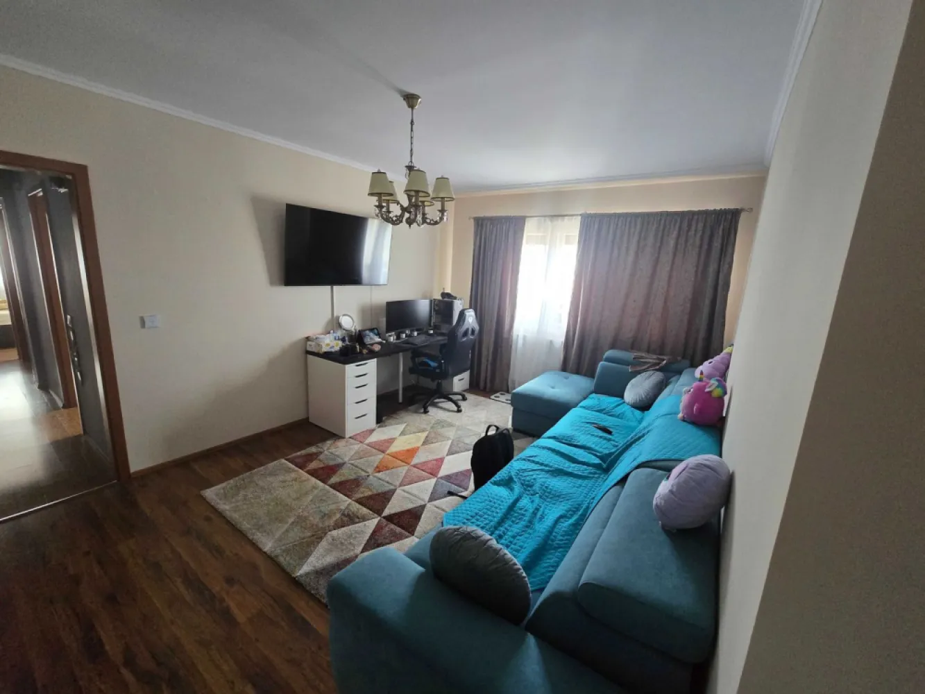 BRASADAS vinde ap 4 cam decomandat cu vedere deosebită - Agenția imobiliara BRASADAS vinde un apartament generos cu 4 camere decomandate, situat la etajul 10 din 10, într-o zonă liniștită și cu acces imediat la toate punctele de interes: școli, magazine, transport public și zone comerciale.

Detalii apartament:

Suprafață utilă: 85.2 mp.

Compartimentare: decomandat

2 băi moderne

2 balcoane cu vedere frumoasă

Dressing și debara pentru spații de depozitare suplimentare

Modernizări și dotări:

Lift nou, instalat în 2024

Izolație interioară pentru eficiență termică

Instalațiile sanitare și electrice schimbate acum aproximativ 6 ani

Aer condiționat Gree 12.000 BTU Smart – 2 unități

Plită și cuptor electric încorporat

Mașină de spălat vase Bosch încorporată

Mașină de spălat Samsung și uscător Samsung

Sistem de alarmă Cerber instalat pentru siguranță

Avantaje:

Apartament luminos, cu vedere deschisă și compartimentare practică

Localizare excelentă – toate facilitățile la câțiva pași

Se vinde complet utilat și modernizat, pregătit pentru mutare imediată

Ideal atât pentru familie, cât și pentru investiție (închiriere pe termen lung sau regim hotelier)

www.brasadas.com.