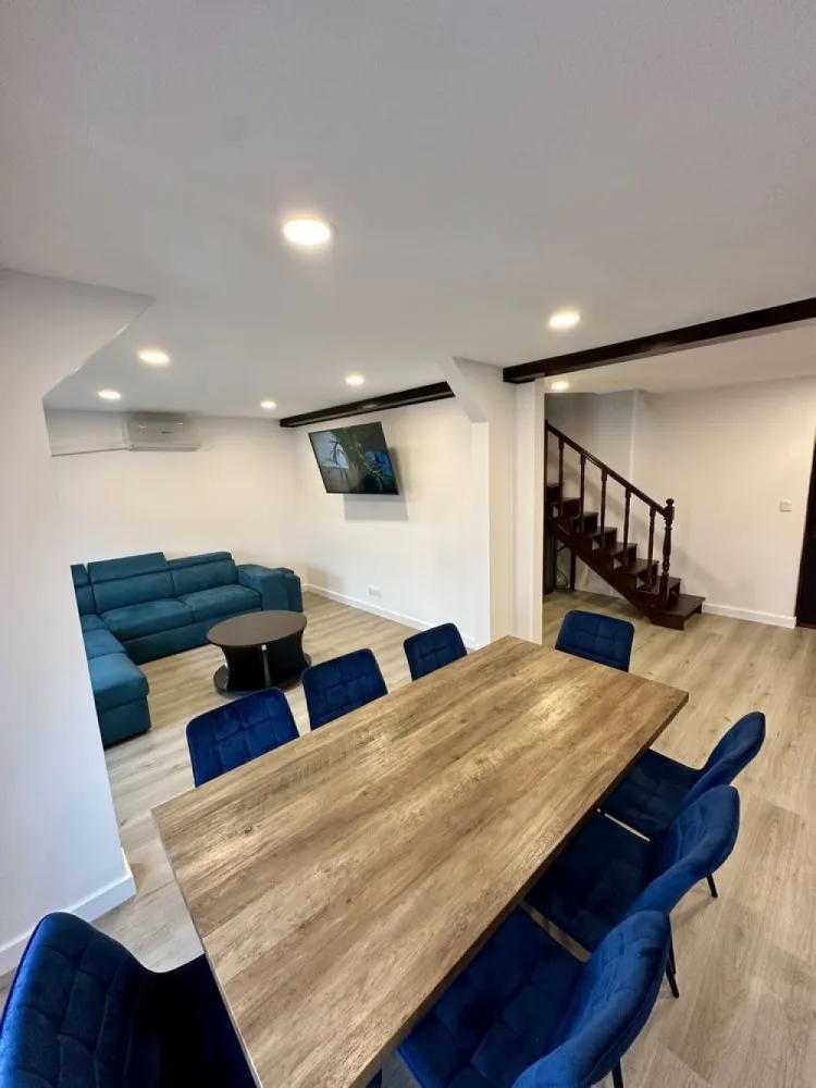 BRASADAS vinde ap 4 cam 4/4 CLOSCA. - Agenția imobiliara BRASADAS vinde apartament pe 2 nivele,cu 3 dormitoare, pe Bulevardul Cloșca.

Descoperă confortul unui apartament spațios, situat într-un bloc construit în 2008
Suprafața utilă 79mp
-3 dormitoare
-1 dressing
-living luminos cu acces la bucătărie
-colțar extensibil
-baie complet echipată
-etaj 4/4 într-un bloc cu lift
-recent renovat și izolat fonic
-încălzire centralizată la comun
-climatizare-aer condiționat 
-orientare ideală spre soare,lumina naturală pe tot parcursul zilei
-se vinde mobilat 
-întrerupător inteligent cu touch,wireless.
www.brasadas.com.