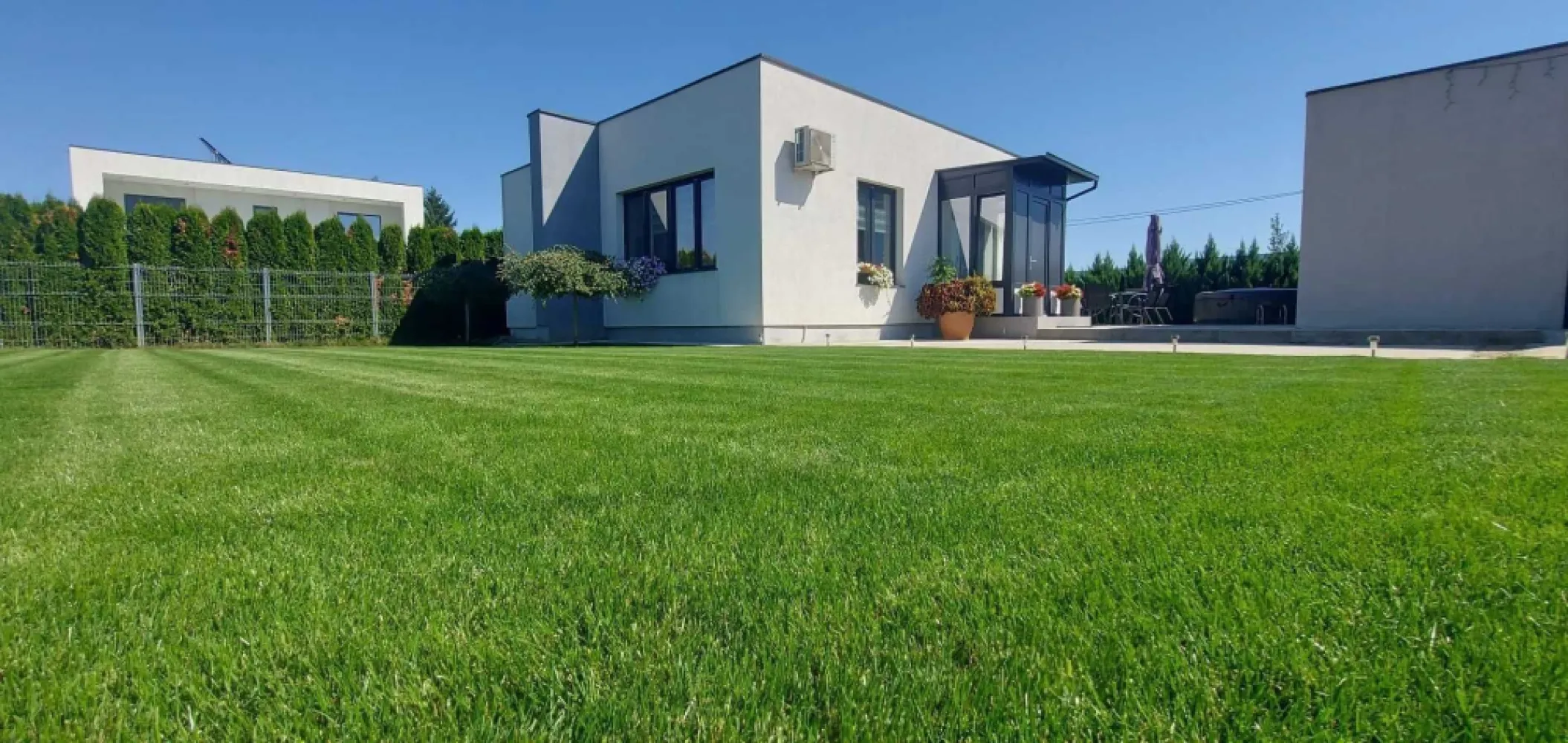 Casa nouă în zona strada Dara - Proprietar vând casă nouă, construită recent pe un singur nivel, în stil mediteranean, cu o suprafață construită de 92 mp, și un garaj generos de 41 mp cu poartă automată, amplasată în curte comună cu un teren aferent de 370 mp și teren comun de 372 mp.
Casa este situată într-o zonă rezidențială exclusivistă și liniștită, în zona străzii Dara.
Această casă este ideală pentru cei care caută confort într-un ambient modern și liniștit.
Casa este compusă din un dormitor, o baie generoasă, un livingroom și dining room împreună 43 mp și o bucătărie open space, o terasă și un garaj de 41 mp cu poartă automată.
Dotări:
- izolație termică exterioară de 10 cm
- ferestre termopan de dimensiuni mari cu 3 foi de sticlă și plasă de țânțari
- jaluzele interioare moderne de tip zi noapte
- centrală termică și calorifere mari
- curte amenajată și gazon cu sistem de irigație
- garaj cu poartă automată
- aer condiționat
- mobilier nou
- corpuri de iluminat noi cu led
- utilat cu aparate electrocasnice noi
Casa se vinde mobilată și utilată la înțelegere.
Cartierul este exclusiv rezidențial și are acces rapid la centru.
Prețul de vânzare al casei este de 148000 euro.