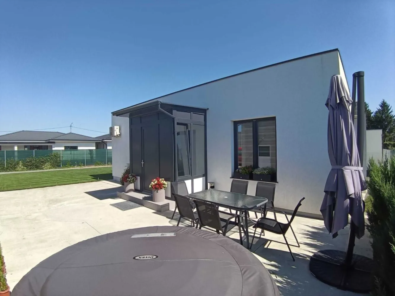 Casa nouă în zona strada Dara - Proprietar vând casă nouă, construită recent pe un singur nivel, în stil mediteranean, cu o suprafață construită de 92 mp, și un garaj generos de 41 mp cu poartă automată, amplasată în curte comună cu un teren aferent de 370 mp și teren comun de 372 mp.
Casa este situată într-o zonă rezidențială exclusivistă și liniștită, în zona străzii Dara.
Această casă este ideală pentru cei care caută confort într-un ambient modern și liniștit.
Casa este compusă din un dormitor, o baie generoasă, un livingroom și dining room împreună 43 mp și o bucătărie open space, o terasă și un garaj de 41 mp cu poartă automată.
Dotări:
- izolație termică exterioară de 10 cm
- ferestre termopan de dimensiuni mari cu 3 foi de sticlă și plasă de țânțari
- jaluzele interioare moderne de tip zi noapte
- centrală termică și calorifere mari
- curte amenajată și gazon cu sistem de irigație
- garaj cu poartă automată
- aer condiționat
- mobilier nou
- corpuri de iluminat noi cu led
- utilat cu aparate electrocasnice noi
Casa se vinde mobilată și utilată la înțelegere.
Cartierul este exclusiv rezidențial și are acces rapid la centru.
Prețul de vânzare al casei este de 148000 euro.