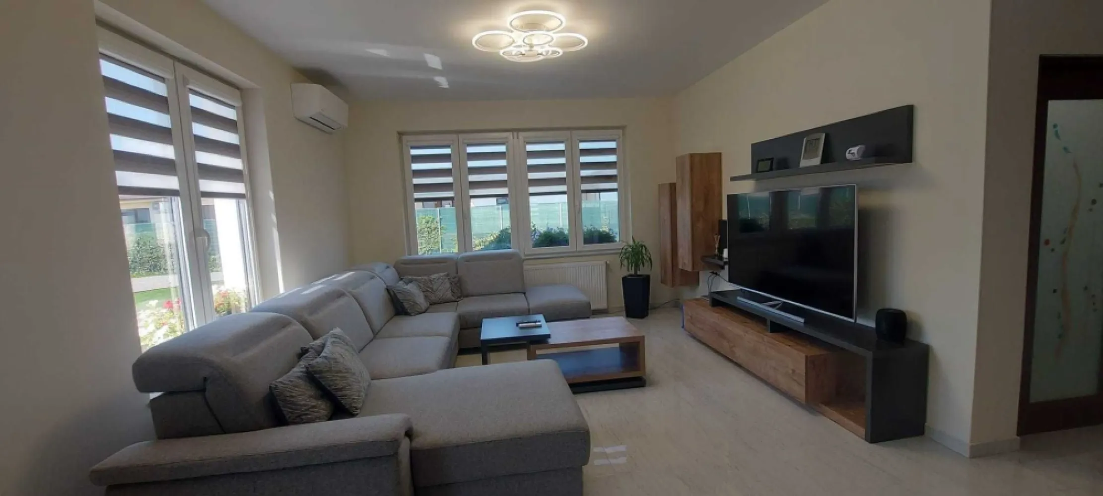 Casa nouă în zona strada Dara - Proprietar vând casă nouă, construită recent pe un singur nivel, în stil mediteranean, cu o suprafață construită de 92 mp, și un garaj generos de 41 mp cu poartă automată, amplasată în curte comună cu un teren aferent de 370 mp și teren comun de 372 mp.
Casa este situată într-o zonă rezidențială exclusivistă și liniștită, în zona străzii Dara.
Această casă este ideală pentru cei care caută confort într-un ambient modern și liniștit.
Casa este compusă din un dormitor, o baie generoasă, un livingroom și dining room împreună 43 mp și o bucătărie open space, o terasă și un garaj de 41 mp cu poartă automată.
Dotări:
- izolație termică exterioară de 10 cm
- ferestre termopan de dimensiuni mari cu 3 foi de sticlă și plasă de țânțari
- jaluzele interioare moderne de tip zi noapte
- centrală termică și calorifere mari
- curte amenajată și gazon cu sistem de irigație
- garaj cu poartă automată
- aer condiționat
- mobilier nou
- corpuri de iluminat noi cu led
- utilat cu aparate electrocasnice noi
Casa se vinde mobilată și utilată la înțelegere.
Cartierul este exclusiv rezidențial și are acces rapid la centru.
Prețul de vânzare al casei este de 148000 euro.