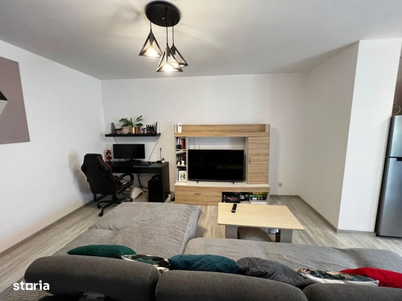 Casa cu 2 camere zona centrala - Casa este situată pe strada Iuliu Maniu, aproape de centrul orașului Satu Mare. Imobilul are o suprafață utilă de aproximativ 40 mp și este compus din living open-space cu bucătărie, dormitor și baie iar curtea 42 mpLocuința a beneficiat de o renovare completă în anul 2018: șapă nouă, înlocuirea integrală a instalației electrice, ferestre și uși noi, precum și schimbarea întregului sistem de încălzire (centrală termică modernă, calorifere și țevi noi). În 2021 acoperișul a fost recondiționatAccesul se face printr-o intrare comună cu vecinii, însă fiecare proprietate dispune de spațiul său privat, asemănător unei străduțe intime și liniștite.Zona este excelentă: la doar câteva minute de mers pe jos se află piața, școli, grădinițe și stații de autobuz în ambele direcții (3–5 minute). Astfel, casa oferă confort, intimitate și acces rapid la toate facilitățile zilnice.Avantaje:-Casă complet renovată (2018)-Instalație electrică nouă-Ferestre și uși noi-Sistem de încălzire integral schimbat (centrală, calorifere, țevi)-Acoperiș recondiționat (2021)-Curte proprie, acces separat-Locație excelentă: aproape de centru, piață, școli și transport public