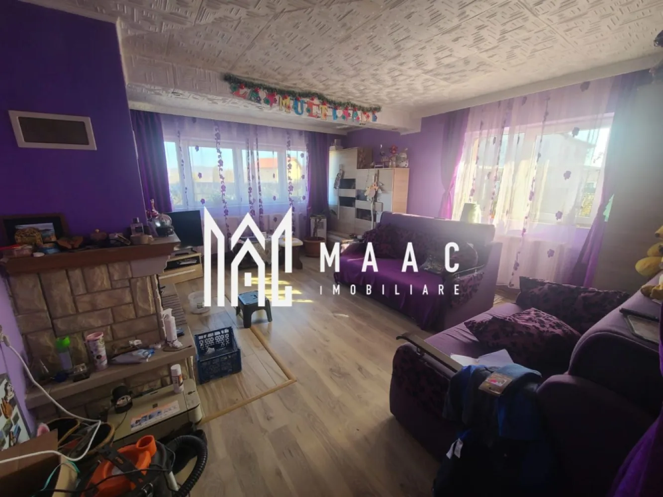 Casa 4 camere | Garaj | 2 Cai de acces | Tineretului - MAAC Imobiliare vă propune spre vânzare o casă spațioasă, cu regim de înălțime parter + etaj/mansardă, situată într-un cartier liniștit, ideală pentru o familie care își dorește confort, intimitate și spațiu generos atât în interior, cât și în exterior. Detalii proprietate: Suprafață utilă: 200 mp (100 mp pe nivel) Suprafață totală teren: 264 mp Deschidere la stradă: 12 ml Garaj inclus, cu acces direct în casă Curte proprie, fără coproprietari Două căi de acces auto Compartimentare: Parter: Living spațios cu șemineu Bucătărie cu ieșire directă în grădină Cămară Baie Hol de acces Etaj/Mansardă: 3 dormitoare luminoase Baie Hol Anexe și facilități exterioare: Grădină amenajată cu filigorie și spațiu de depozitare tip cameră în spatele casei Grădiniță cu flori în fața casei Curte intimă, cu acces auto din două direcții Dotări: Sistem de încălzire pe gaz, cu calorifere Șemineu funcțional, cu distribuție de aer cald în întreaga locuință Posibilitate de locuire imediată Avantaje zonă: Cartier liniștit, cu vecinătăți civilizate Acces facil către zonele de interes ale localității Atmosferă de comunitate, cu vecini săritori la nevoie Pentru mai multe informații și programarea unei vizionări, vă rugăm să ne contactați menționând ID: CP2606581 }}