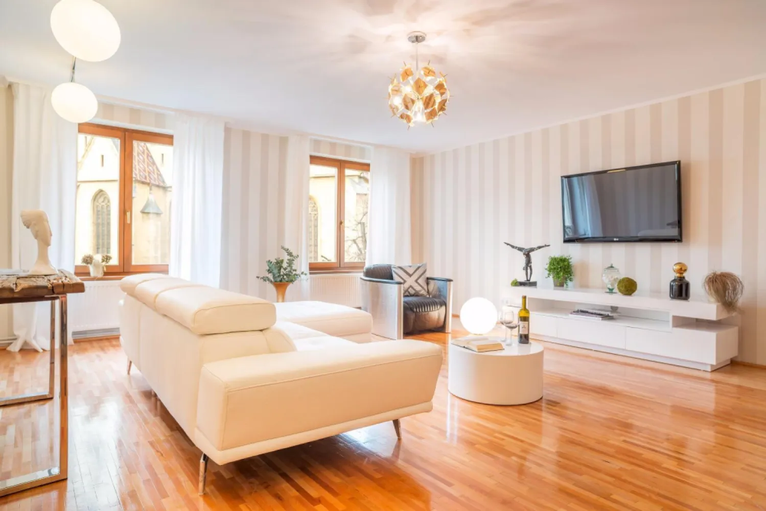 De închiriat – Apartament super modern, ultracentral (Piața Mică, Sibiu) -  Situat chiar în Piața Mică, cu vedere spectaculoasă spre Catedrala Evanghelică, acest apartament de 76 mp îmbină luxul și confortul la superlativ.  Dotări & avantaje:2 camere spațioase, complet mobilate luxBucătărie ultramodernă, complet utilatăBaie elegantă cu finisaje premiumCentrală proprie & aer condiționatMașină de spălat + uscător rufeInterfon, cablu TV & internetPoziție unică – în inima centrului istoric, la câțiva pași de Piața Mare, restaurante, cafenele și atracții turistice.  Chirie: 790 € / lună.  Detalii & vizionări: 0735 223 868. }}