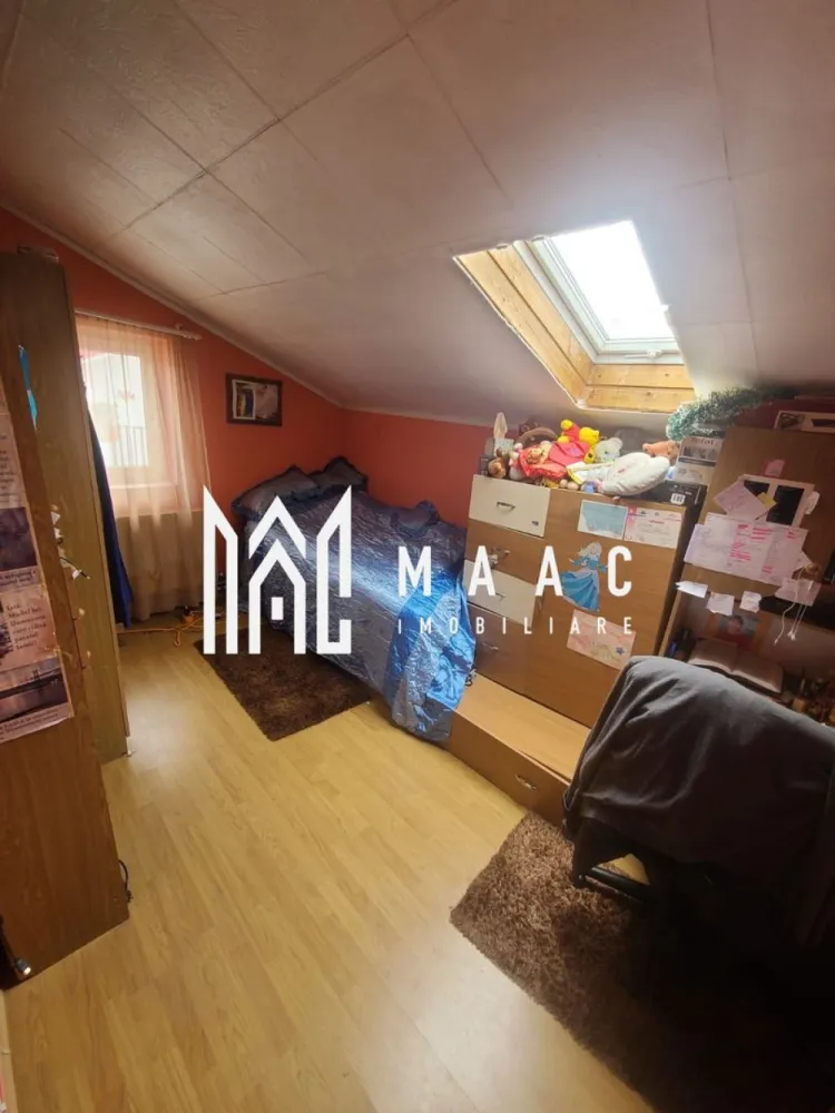 Casa 4 camere | Garaj | 2 Cai de acces | Tineretului - MAAC Imobiliare vă propune spre vânzare o casă spațioasă, cu regim de înălțime parter + etaj/mansardă, situată într-un cartier liniștit, ideală pentru o familie care își dorește confort, intimitate și spațiu generos atât în interior, cât și în exterior. Detalii proprietate: Suprafață utilă: 200 mp (100 mp pe nivel) Suprafață totală teren: 264 mp Deschidere la stradă: 12 ml Garaj inclus, cu acces direct în casă Curte proprie, fără coproprietari Două căi de acces auto Compartimentare: Parter: Living spațios cu șemineu Bucătărie cu ieșire directă în grădină Cămară Baie Hol de acces Etaj/Mansardă: 3 dormitoare luminoase Baie Hol Anexe și facilități exterioare: Grădină amenajată cu filigorie și spațiu de depozitare tip cameră în spatele casei Grădiniță cu flori în fața casei Curte intimă, cu acces auto din două direcții Dotări: Sistem de încălzire pe gaz, cu calorifere Șemineu funcțional, cu distribuție de aer cald în întreaga locuință Posibilitate de locuire imediată Avantaje zonă: Cartier liniștit, cu vecinătăți civilizate Acces facil către zonele de interes ale localității Atmosferă de comunitate, cu vecini săritori la nevoie Pentru mai multe informații și programarea unei vizionări, vă rugăm să ne contactați menționând ID: CP2606581 }}