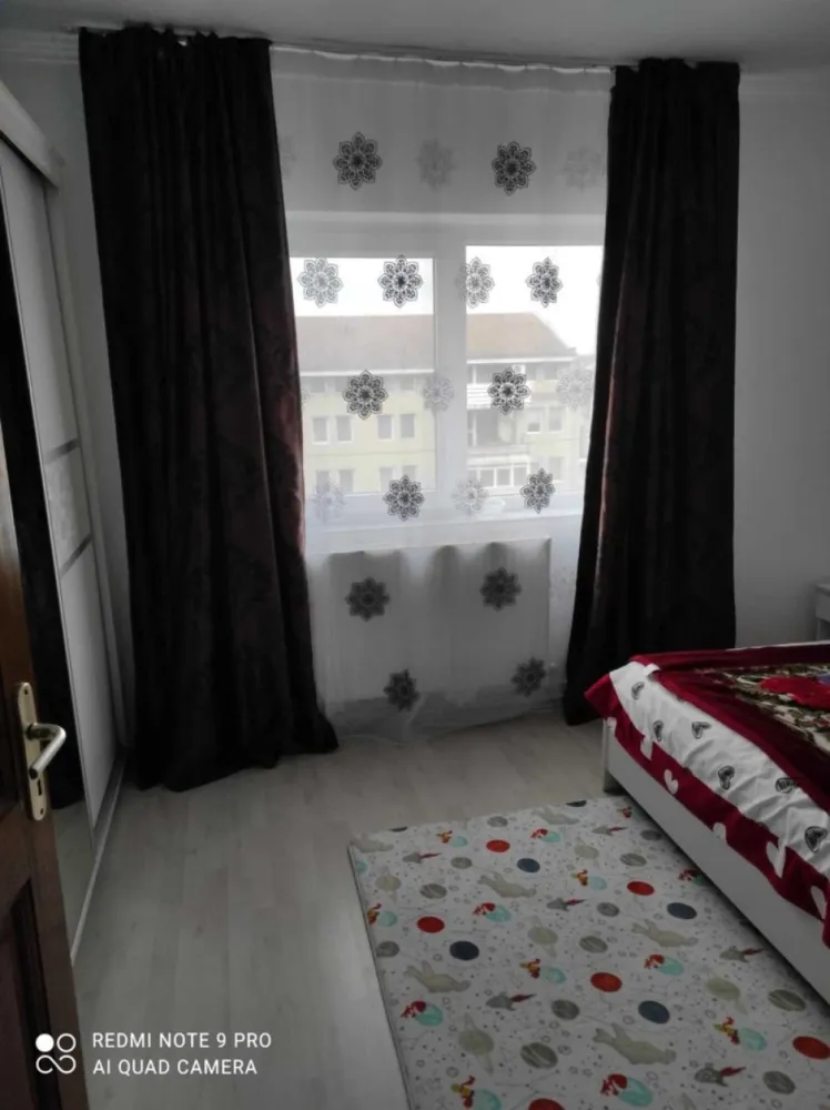 BRASADAS vinde ap 3 camere etajul 3/4. - Agenția imobiliara BRASADAS vinde apartament cu 3 camere, etajul 3/4, mobilat , utilat compus din living, 2 dormitoare, bucătărie, 2 băi, 2 holuri, balcon închis cu geam termopan.
Apartamentul are centrala termica pe gaz, aer condiționat, parchet laminat, gresie , faianță, geamuri termopan.
Blocul este din beton și izolat exterior.
Pentru mai multe oferte accesați www.brasadas.com.