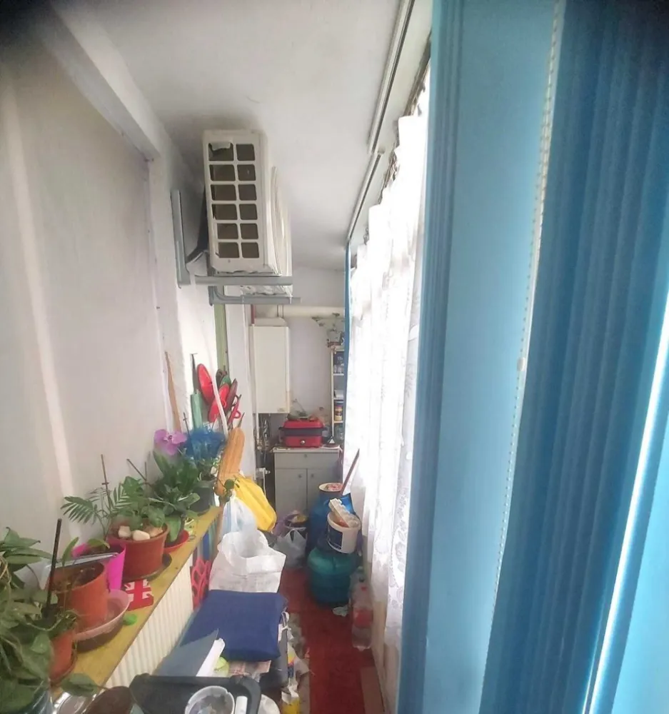 BRASADAS vinde ap 2 cam etaj 4/4 in Carpați 1. - Agenția imobiliara BRASADAS vinde apartament cu 2 camere în zona Carpați 1, etaj 4/4, 40 mp.
• Aer condiționat
• Centrală termică
• Balcon închis (necesită renovare)
• Mobilier inclus (din camera mică)
• Frigider
• Mașină de spălat
• Bloc de cărămidă, dotat cu interfon
• Termoizolat pe interior
• Interior original, nemodificat (necesită lavabil nou și mici reparații)
• 52000 Euro, Negociabil
Apartamentul dispune de un pod pentru depozitare, podul este hidroizolat, iar acoperișul este rezistent la grindină.
Detalii suplimentare:
• Situat într-o zonă liniștită,
• Aproape de magazine precum Unicarm, Barta Ati, aprozar
• Aproape de școala generală nr. 8
• Aproape de stații de autobuz (autobuzele nr.10,4,5,3,23,2,12,9) 
• Construcție solidă, ideală pentru investiție pe termen lung
• În apropierea parcurilor și zonelor verzi

Pentru mai multe oferte accesați www.brasadas.com.