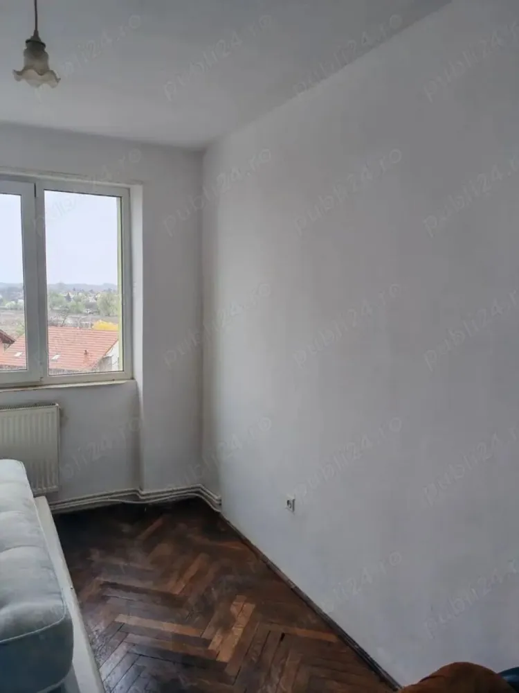 BRASADAS vinde ap cu 3 cam etaj 4/4 pe Drumul Botizului - Agenția imobiliara BRASADAS vinde apartament cu 3 camere primitor, situat pe Drumul Botizului, la etajul 4, ideal pentru familii sau pentru cei care caută confort și spațiu. 
Suprafața apartamentului este de aproximativ 70 mp și cuprinde:

- Bucătărie generoasă. 
- Sufragerie luminoasă și spațioasă. 
- Două dormitoare confortabile. 
- Baie bine compartimentată. 
- Două spații de depozitare practice. 
- Două balcoane mari , ideale pentru momente de relaxare. 

Apartamentul este dotat cu încălzire prin centrală pe gaz și geamuri termopan , asigurând un consum eficient și confort termic ridicat. În plus, apartamentul oferă acces la uscătorie și dispune de o boxă la subsol , perfectă pentru depozitare. 

Clădirea este construită din cărămidă și izolată cu polistiren de 10 cm , oferind o bună izolare termică și fonică. 

Pentru mai multe oferte accesați www.brasadas.com.