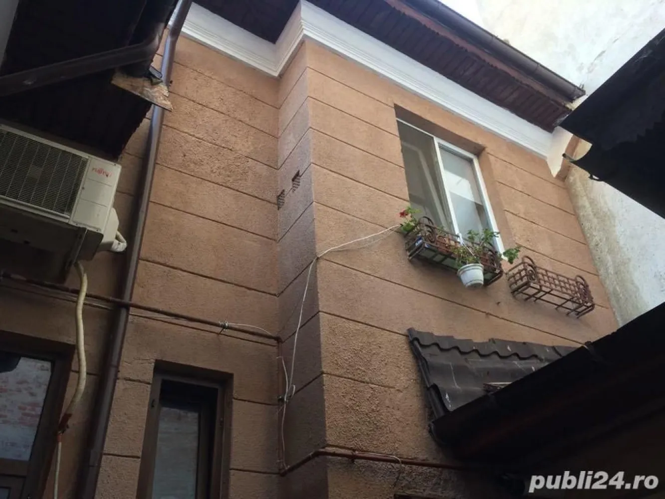 vanzare case - Propietar vand casa in zona unirii ,stradal ,aproape de Casa Poporului , fantani ,zona cu gradinite ,liceul Mihai Eminescu ,mijloace de transport ,metrou ,tranvaie, autobuze . Parterul 72 mp ,4 camere ,bucatarie ,baie ,hol ,pretabil afacere , functioneaza catering,beci ,curte interioare 30mp ,centrala ,calorifere ,mansarda 54 mp ,baie ,hol ,3 dormitoare ,casa este din caramida rezistenta la cutremur ,izolata ,apa curenta ,centrala gaze ,calorifere ,parchet .