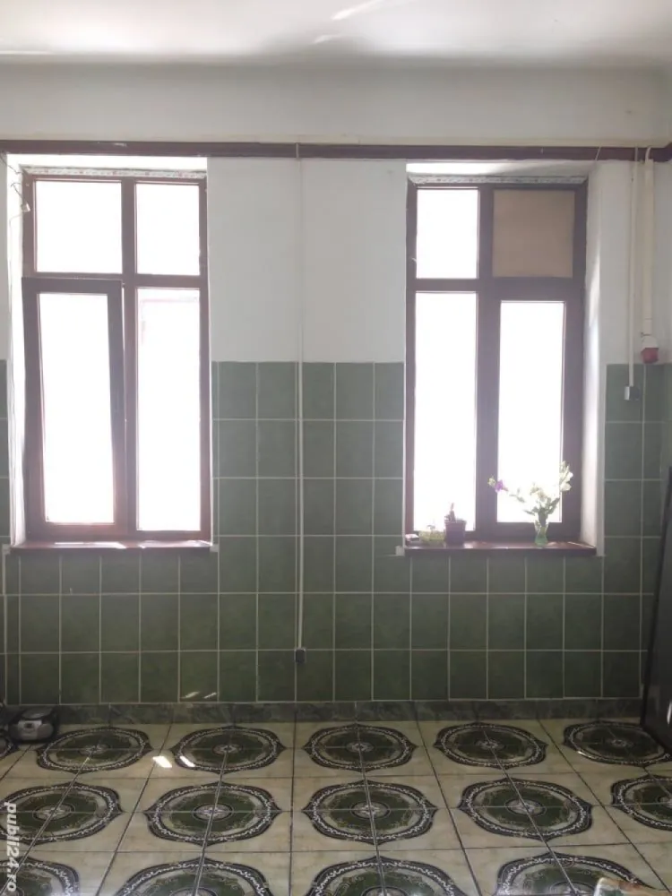 vanzare case - Propietar vand casa in zona unirii ,stradal ,aproape de Casa Poporului , fantani ,zona cu gradinite ,liceul Mihai Eminescu ,mijloace de transport ,metrou ,tranvaie, autobuze . Parterul 72 mp ,4 camere ,bucatarie ,baie ,hol ,pretabil afacere , functioneaza catering,beci ,curte interioare 30mp ,centrala ,calorifere ,mansarda 54 mp ,baie ,hol ,3 dormitoare ,casa este din caramida rezistenta la cutremur ,izolata ,apa curenta ,centrala gaze ,calorifere ,parchet .