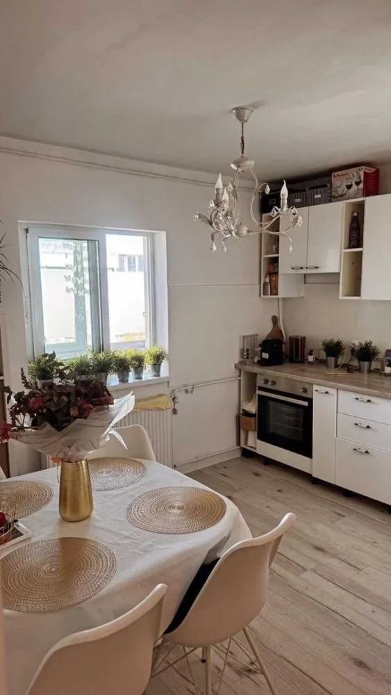 Zona Nord Decomandat 3 camere - Apartament decomandat 3 camere in Baneasa, la 1 minut de Parcul Herastrau. Loc de parcare ADP.
Apartamentul se afla in str. Horia Macelariu, etaj 4/4, cu o suprafata de 71mp, este izolat termic, curat, renovat, geamuri termopan, parchet, gresie, faianta. Acces boxa comuna pentru depozitare.
Scara curata cu supravegere video, zona deosebit de linistita.
In apropiere (2 minute de mers pe jos): statie de autobuz, scoala, gradinita, piata si magazine.