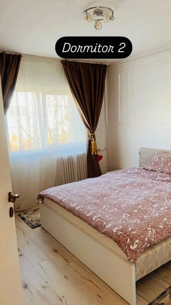 Zona Nord Decomandat 3 camere - Apartament decomandat 3 camere in Baneasa, la 1 minut de Parcul Herastrau. Loc de parcare ADP.
Apartamentul se afla in str. Horia Macelariu, etaj 4/4, cu o suprafata de 71mp, este izolat termic, curat, renovat, geamuri termopan, parchet, gresie, faianta. Acces boxa comuna pentru depozitare.
Scara curata cu supravegere video, zona deosebit de linistita.
In apropiere (2 minute de mers pe jos): statie de autobuz, scoala, gradinita, piata si magazine.