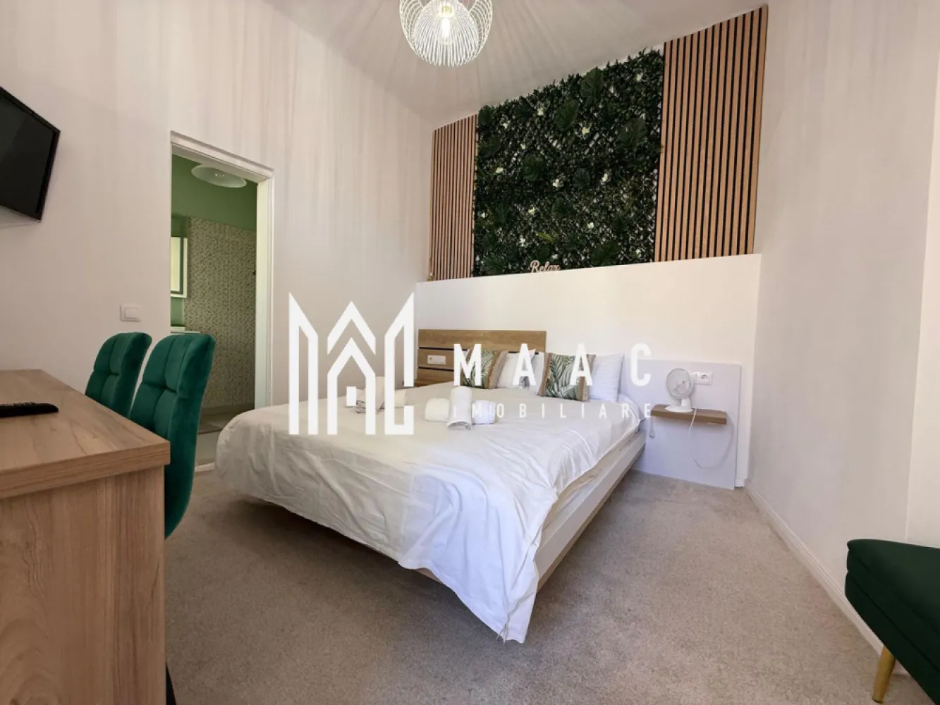 Apartament 3 camere | Decomandat | Etaj 1 | Ultracentral - MAAC Imobiliare vă propune spre vânzare un apartament deosebit, situat ultracentral, la mai puțin de 1 minut de mers pe jos până în Piața Mare. Localizat la etajul 1 dintr-un imobil solid cu doar 2 niveluri, acest apartament complet decomandat se remarcă printr-o compartimentare ideală pentru regim hotelier. Proprietatea este formată din 3 camere spațioase, fiecare cu baie proprie, dotate cu cabine de duș moderne, oferind intimitate și confort fiecărui ocupant. Apartamentul este complet mobilat și utilat, pregătit pentru preluare imediată, fără necesitatea unor investiții suplimentare. Fiecare detaliu a fost gândit pentru eficiență și atractivitate maximă în regim de închiriere. Puncte forte: 64 mp utili + pivniță de 7 mp Etaj intermediar (1/2), poziție excelentă Ultracentral – acces rapid la toate punctele de interes ale orașului 3 camere cu băi proprii – compartimentare ideală pentru închiriere individuală Complet amenajat pentru regim hotelier Predare – mobilat și utilat Datorită amplasării excepționale și a modului inteligent de compartimentare, acest apartament reprezintă o oportunitate excelentă de investiție, oferind un potențial ridicat de profit prin închiriere in regim hotelier. Programează o vizionare și descoperă potențialul unei proprietăți rare pe piață! ID: CP2605522. }}