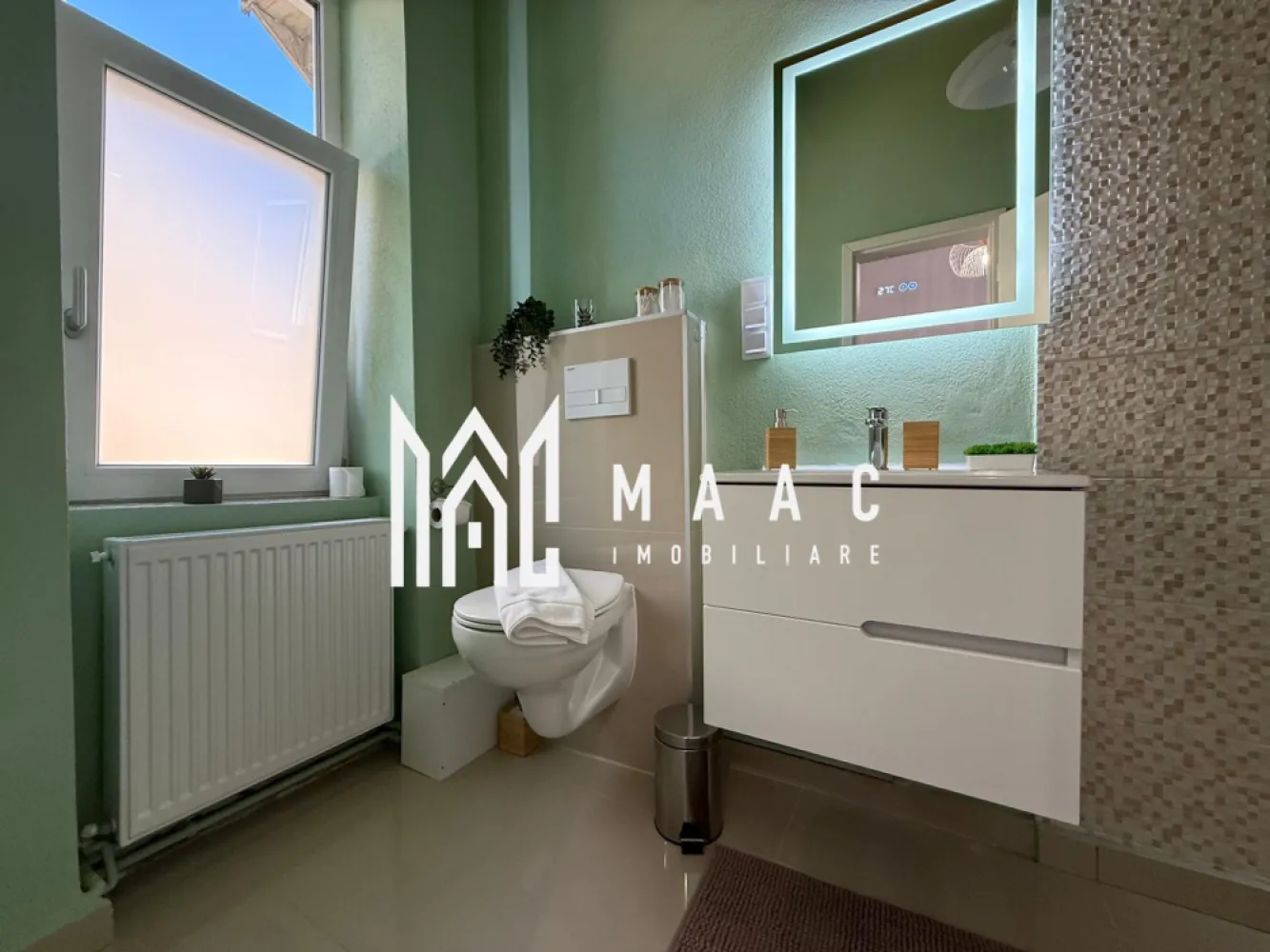 Apartament 3 camere | Decomandat | Etaj 1 | Ultracentral - MAAC Imobiliare vă propune spre vânzare un apartament deosebit, situat ultracentral, la mai puțin de 1 minut de mers pe jos până în Piața Mare. Localizat la etajul 1 dintr-un imobil solid cu doar 2 niveluri, acest apartament complet decomandat se remarcă printr-o compartimentare ideală pentru regim hotelier. Proprietatea este formată din 3 camere spațioase, fiecare cu baie proprie, dotate cu cabine de duș moderne, oferind intimitate și confort fiecărui ocupant. Apartamentul este complet mobilat și utilat, pregătit pentru preluare imediată, fără necesitatea unor investiții suplimentare. Fiecare detaliu a fost gândit pentru eficiență și atractivitate maximă în regim de închiriere. Puncte forte: 64 mp utili + pivniță de 7 mp Etaj intermediar (1/2), poziție excelentă Ultracentral – acces rapid la toate punctele de interes ale orașului 3 camere cu băi proprii – compartimentare ideală pentru închiriere individuală Complet amenajat pentru regim hotelier Predare – mobilat și utilat Datorită amplasării excepționale și a modului inteligent de compartimentare, acest apartament reprezintă o oportunitate excelentă de investiție, oferind un potențial ridicat de profit prin închiriere in regim hotelier. Programează o vizionare și descoperă potențialul unei proprietăți rare pe piață! ID: CP2605522. }}