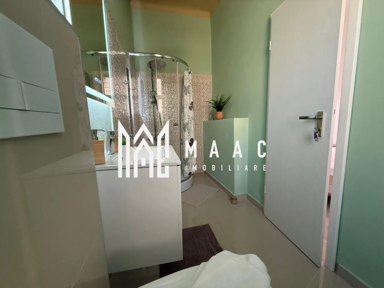 Apartament 3 camere | Decomandat | Etaj 1 | Ultracentral - MAAC Imobiliare vă propune spre vânzare un apartament deosebit, situat ultracentral, la mai puțin de 1 minut de mers pe jos până în Piața Mare. Localizat la etajul 1 dintr-un imobil solid cu doar 2 niveluri, acest apartament complet decomandat se remarcă printr-o compartimentare ideală pentru regim hotelier. Proprietatea este formată din 3 camere spațioase, fiecare cu baie proprie, dotate cu cabine de duș moderne, oferind intimitate și confort fiecărui ocupant. Apartamentul este complet mobilat și utilat, pregătit pentru preluare imediată, fără necesitatea unor investiții suplimentare. Fiecare detaliu a fost gândit pentru eficiență și atractivitate maximă în regim de închiriere. Puncte forte: 64 mp utili + pivniță de 7 mp Etaj intermediar (1/2), poziție excelentă Ultracentral – acces rapid la toate punctele de interes ale orașului 3 camere cu băi proprii – compartimentare ideală pentru închiriere individuală Complet amenajat pentru regim hotelier Predare – mobilat și utilat Datorită amplasării excepționale și a modului inteligent de compartimentare, acest apartament reprezintă o oportunitate excelentă de investiție, oferind un potențial ridicat de profit prin închiriere in regim hotelier. Programează o vizionare și descoperă potențialul unei proprietăți rare pe piață! ID: CP2605522. }}