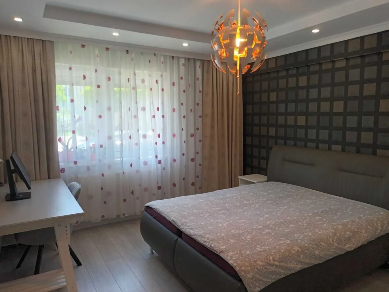 3 camere Baneasa - Greenfield - Apartament 3 camere, categoria lux , mobilat si utilat ,84,5 mp in Baneasa Complex Greenfield Topaz 

Este situat la parterul unui imobil ce a fost construit in 2008 Apartamentul este foarte bine compartimentat fiind compus din :

Living
Bucatarie, 
2 dormitoare, 
2 grupuri sanitare, 

Apartamentul dispune de finisaje de calitate precum, jaluzele electrice, tamplarie PVC cu geam termopan, CATV, internet, televizoare cu diagonale mari smart ,usa metalica, centrala proprie, 

Amenajarile facute in casa sunt echilibrate, fiind imbinate elemente decorative clasice cu elemente moderne, in tonuri calde.

 De asemenea au fost schimbate instalatiile sanitare si electrice ,la tavane s-au adaugat scafe cu spoturi ecologice ,sistem camera supraveghere si home cinema ,plinte si baghete care contureaza perfect peretii.
Investitia renovarilor aproximativ 30000 euro 

Imobilul este situat in zona Baneasa - Complex Greenfield, o zona foarte linistita, 
Complexul dispune de: loc de joaca pentru copii, supermarketuri, spatii verzi generoase, administrare, paza permanenta, iluminat exterior, contor apa, canalizare,cabinete medicale,restaurante. 

Pretul de vanzare este cel afisat pentru apartament si loc de parcare 

Comision 0 !