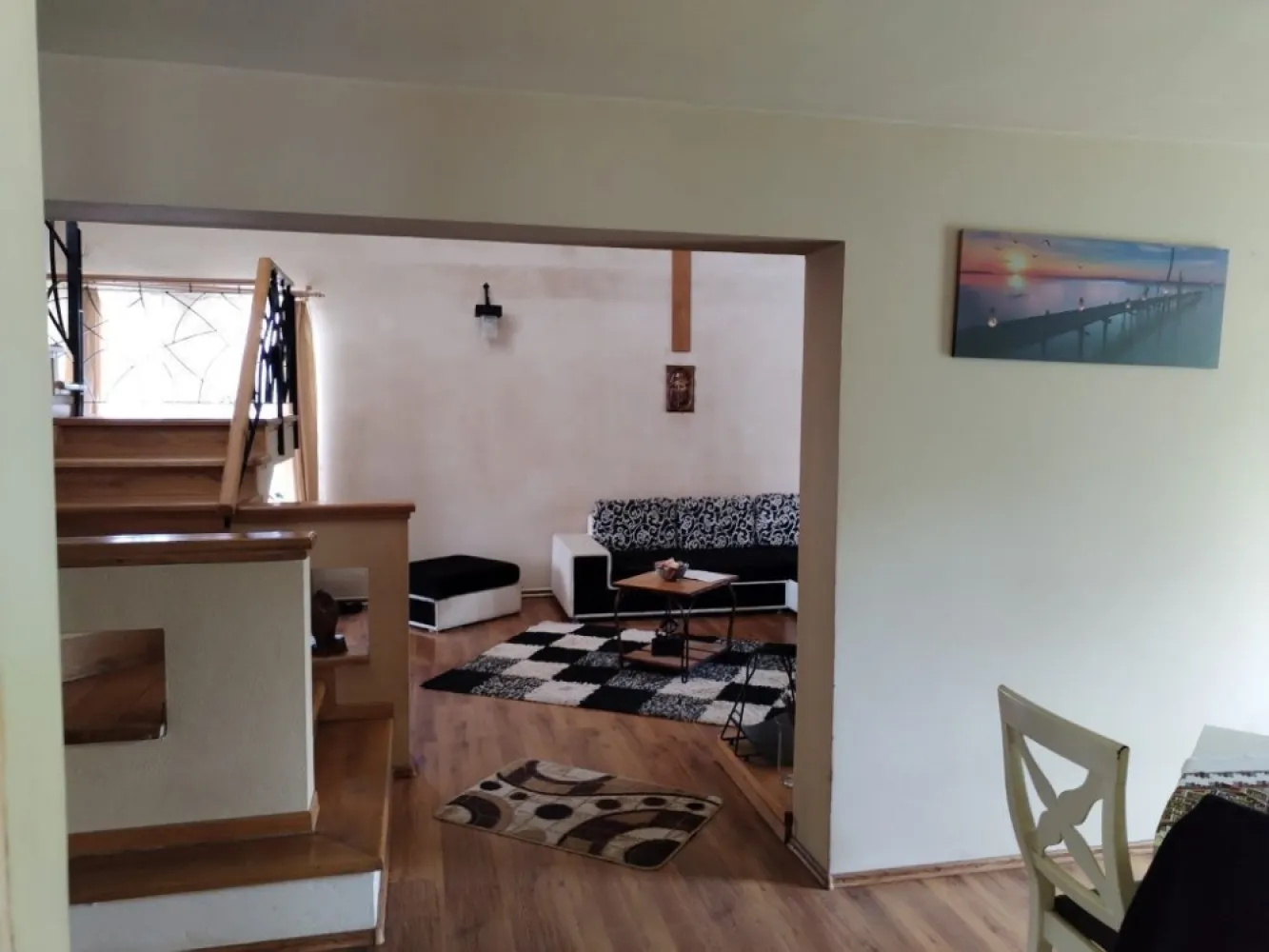 Persoană fizică vănd casă cu etaj strada.Moara de Vănt - Persoană fizică Vănd casă .str Moara de Vănt . Planul 2 de la strada principală Zonă foarte frumoasă Suprafață utilă 197mp. Teren 500mp Casa este construită toată din cărămidă plină Inclusiv pereții despărțitori interiori tot cărămidă plină Este o construcție safe din toate punctele de vedere Este compusă din .partier 2 Living room Cu șemineu zidit din cărămidă 1.bucătărie spațioasă ,loc de luat masa 1 baie 1 dormitor La etaj..3 dormitoare 1 baie 1 dress Hol +terasă exterioara.cu vedere panoramică Ofer mai multe poze în privat
Prețul este negociabil
 Tel..07******92..07******78