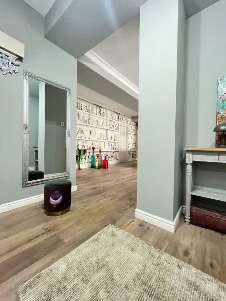 Proprietar vand apartament penthouse 5 camere - Aratament penthouse cu 5 camere situat in imobil lux la nivelul 5 , singur pe nivel , acces direct in apartamenet cu liftul , terase la nivel in suprafata de 50 mp , doua locuri parcare in garajul subteran , boxa spatioasa in subteran ,