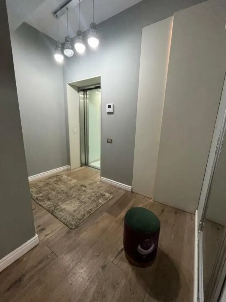 Proprietar vand apartament penthouse 5 camere - Aratament penthouse cu 5 camere situat in imobil lux la nivelul 5 , singur pe nivel , acces direct in apartamenet cu liftul , terase la nivel in suprafata de 50 mp , doua locuri parcare in garajul subteran , boxa spatioasa in subteran ,