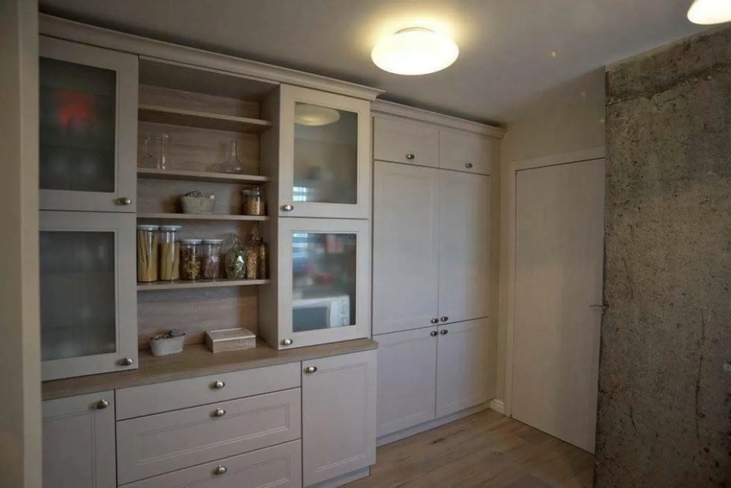 Proprietar vand apartament penthouse 5 camere - Aratament penthouse cu 5 camere situat in imobil lux la nivelul 5 , singur pe nivel , acces direct in apartamenet cu liftul , terase la nivel in suprafata de 50 mp , doua locuri parcare in garajul subteran , boxa spatioasa in subteran ,