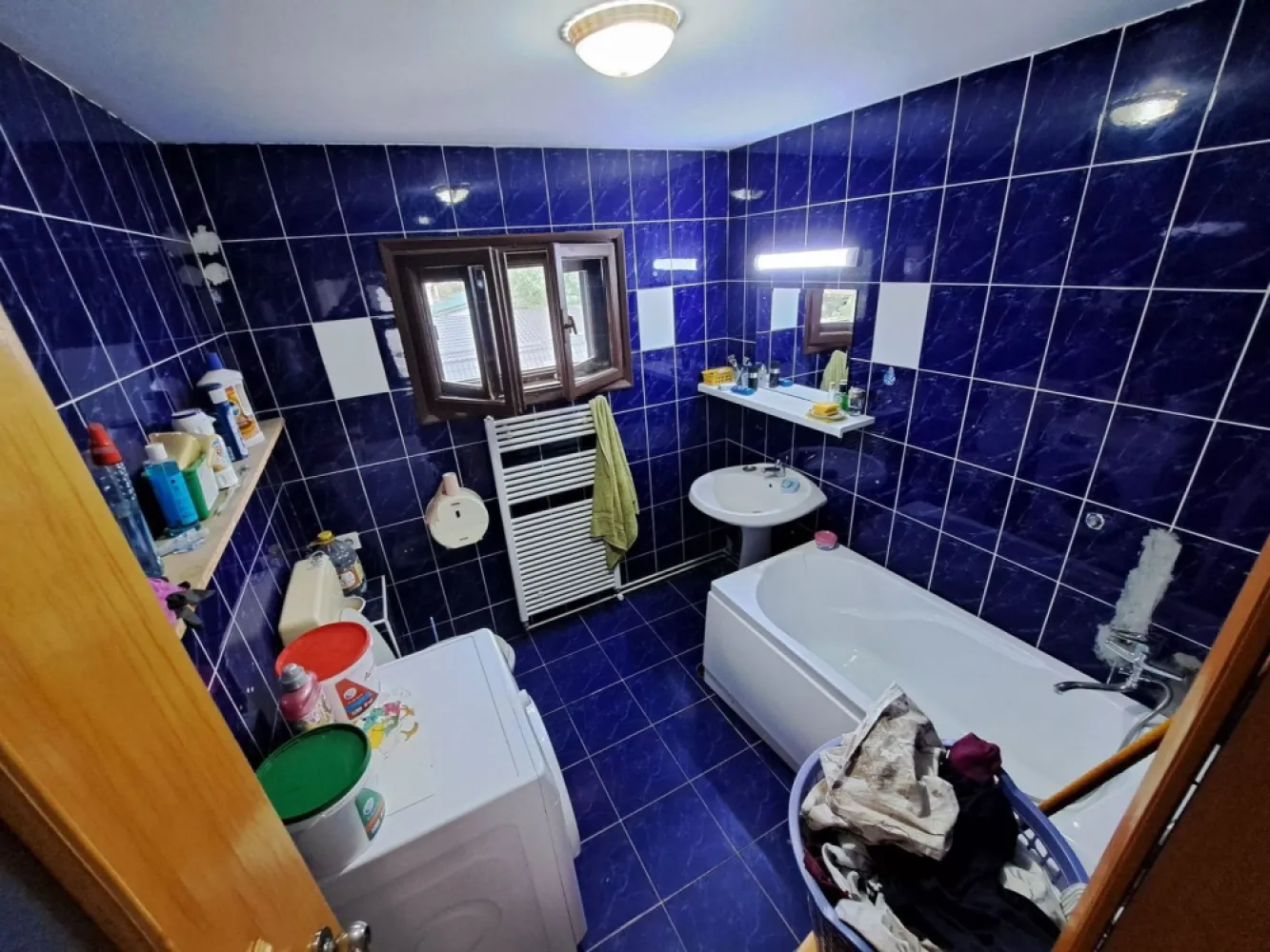 Vând casă cu demisol , parter + 2 etaje și teren în sector 4 - Direct propietar vând casă cu demisol , parter + 2 etaje și teren în Sectorul 4, București

- EXCLUS AGENTII -

Adresă: Strada Radului nr. 71, Sector 4, București.

Proprietatea dispune de demisol , parter și 2 etaje care au în total 246 mp utili și un teren de aproximativ 90 mp, ideal pentru grădină sau alte activități. 
Precum puteți vedea în poze, casa este perfectă pentru o familie mare sau pentru investiție, având spații generoase și bine compartimentate.
Sunt atasate si pozele în ordinea etajelor plus detaliile aferente.

Cea mai apropiată stație de autobuz și tramvai se află la 5 minute pe Șoseaua Olteniței, iar stația de metrou Constantin Brancoveanu este tot la 5 minute de mers pe jos.

Orăselul copiilor la 3 minute de mers pe jos.

Descrierea casei pe etaje:

Demisol:
Suprafață de 50 mp, potrivit pentru depozitare sau spațiu tehnic.

Parter:
Hol: 9,50 mp
Vestibul: 2,26 mp
Bucătărie: 15,27 mp
Cameră de zi: 24,59 mp
Baie: 5,40 mp
Logie: 4,35 mp
Casa scării: 5,74 mp

Suprafață utilă totală: 66,72 mp

Etaj 1:
Hol: 9,50 mp
Cameră 1: 14,66 mp
Cameră 2: 24,60 mp
Baie: 5,47 mp
Boxă: 5,59 mp
Logie: 4,35 mp
Casa scării: 5,74 mp

Suprafață utilă totală: 65,56 mp

Etaj 2:
Hol: 9,50 mp
Cameră 1: 14,50 mp
Cameră 2: 24,59 mp
Baie: 5,86 mp
Boxă: 3,73 mp
Logie: 4,35 mp
Casa scării: 5,74 mp

Suprafață utilă totală: 64,02 mp

Preț: 325.000 € USOR NEGOCIABIL

Pentru mai multe informații sau vizionări puteți suna !
