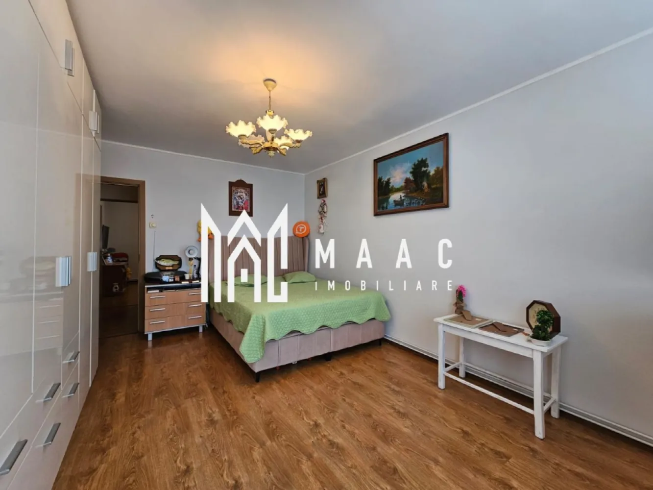 Apartament 2 Camere | 50MPU | Decomandat | Vasile Aaron - MAAC Imobiliare vă propune spre vânzare un apartament cu 2 camere, decomandat, situat în cartierul Vasile Aaron, o zonă apreciată din Sibiu, ideală pentru familii, tineri sau investiție. Detalii proprietate: Suprafață utilă: 50 mp Etaj: 4/4 Pivniță inclusă Balcon închis Compartimentare: Living Dormitor Bucătărie închisă Baie Hol Dotări: Se predă cu tot ce se vede in poze cu exceptia patului din dormitor si cateva electrocasnice. Centrala este noua montata in 2025 . Avantaje ale zonei: Cartierul Vasile Aaron este cunoscut pentru poziționarea excelentă, cu acces rapid către toate punctele de interes ale orașului. Beneficiază de: Stații de autobuz la câțiva pași Supermarketuri, piață agroalimentară, farmacii și centre comerciale în apropiere Școli, grădinițe și zone de joacă pentru copii Posibilitate de deplasare facilă către zona centrală, Promenada Mall sau zona industrială vest Cartier aerisit, cu bulevarde largi, parcări și acces ușor Beneficii locuință: Compartimentare decomandată, cu spații bine definite Balcon închis, perfect pentru relaxare sau spațiu de depozitare Pivniță proprie Etaj intermediar superior, în bloc izolat Pentru mai multe detalii și programarea unei vizionări, vă rugăm să ne contactați menționând ID: CP2604051. }}