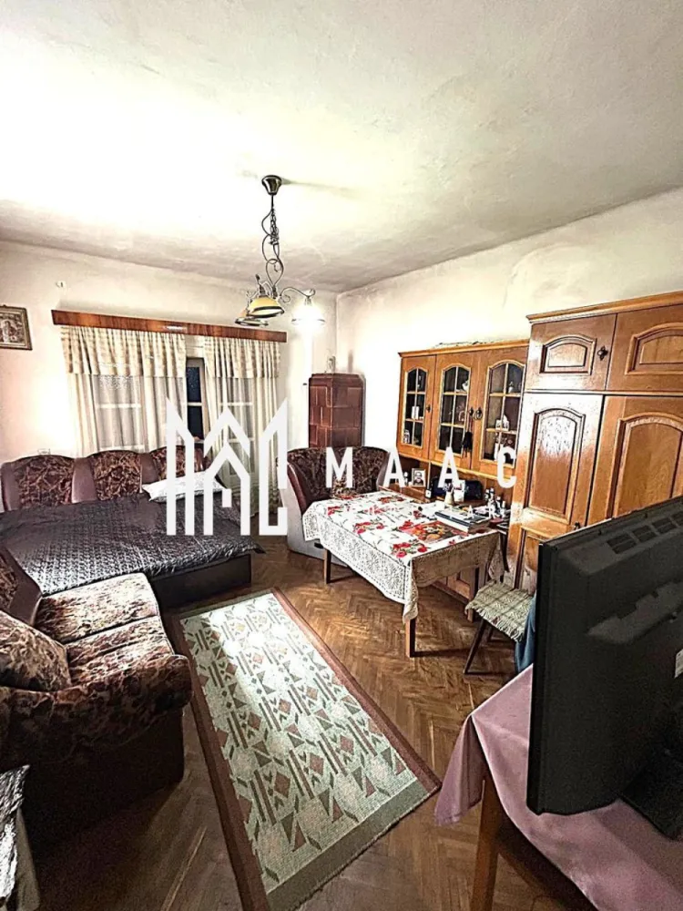 Casă individuală | 3 camere | Garaj | Acces auto | Trei Stejari - Maac Imobiliare prezintă o casă individuală situată într-o zonă liniștită și exclusiv rezidențială din Trei Stejari – o locație apreciată pentru intimitate, acces facil și confort urban. Caracteristici generale: Suprafață utilă: 84,46 mp Demisol: 44,47 mp Suprafață totală desfășurată: 128,5 mp Anexe: 12 mp Teren total: 230 mp Curte liberă: aprox. 110 mp Compartimentare: Demisol: bucătărie, baie, pivniță Parter: 3 dormitoare, hol, baie, bucătărie separată Pod: acces din baie – ideal pentru depozitare sau amenajare ulterioară Alte dotări: Casă izolată exterior Garaj funcțional cu șanț de revizie – ideal pentru reparații auto sau depozitare Acces auto în curte Mențiuni: Proprietatea necesită renovare și personalizare, însă oferă un potențial deosebit datorită compartimentării eficiente și zonei excelente. Este ideală pentru cei care caută liniște, proximitate de oraș și posibilitatea de a amenaja totul după propriul gust. Pentru mai multe detalii, vă rugăm să precizați telefonic că ați văzut anunțul cu ID: CP2603368 }}