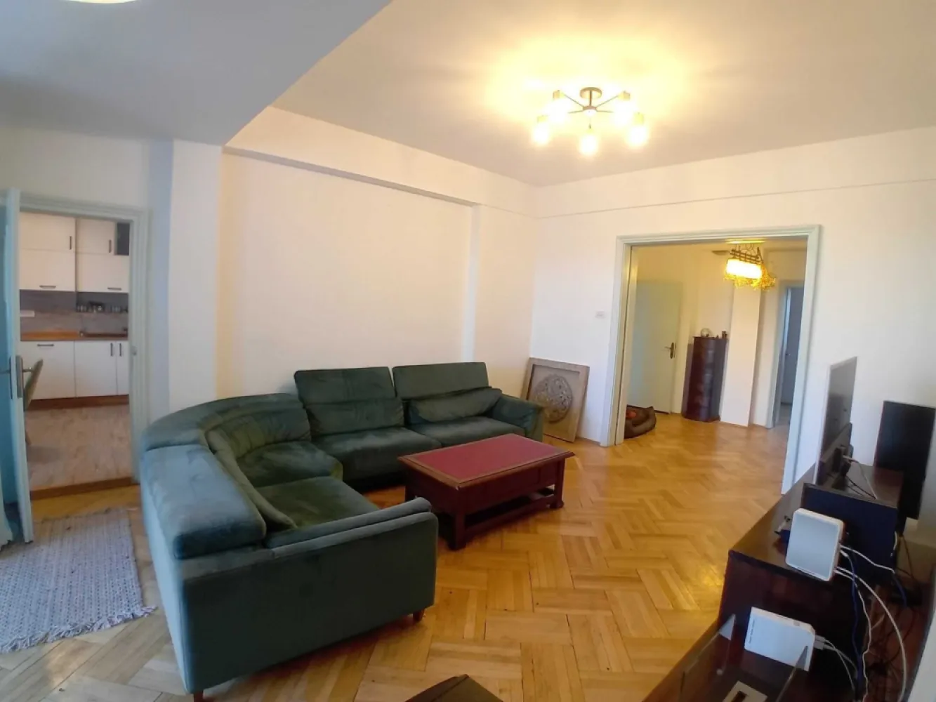 Ultracentral Apartament 4-5 Camere 176 mp Strada Negustori nr.14 - De vanzare un superb apartament de 5 camere la etajul 4/6, cu o suprafata de 176 mp utili, situat intr-o zona excelenta, ultracentrala pe strada Negustori...dincolo de asta, voi aduce in discutie aspectele sensibile in viziunea cumparatorilor (si pe buna dreptate): GRADUL DE RISC SEISMIC si GRADUL DE URGENTA.

RISC SEISMIC (R): Blocul de locuinte NU are risc seismic si NU este incadrat in cele 3 clase de risc seismic. La cerere va pot pune la dispozitie cele 2 expertize datand din 1977 si 1992. In anul 1977 imobilul a fost expertizat si ulterior reconsolidat prin dublarea (camasuirea) grinzilor si a stalpilor de rezistenta cu beton armat de 10 cm pe fiecare latura. Marca betonului folosit, B300. In expertiza tehnica sunt enumerate in detaliu toate lucrarile executate si materialele folosite. Durata Lucrarilor de Reconsolidare a fost in intervalul 22.05.1977********978.
In anul 1992 a fost realizata o noua expertiza tehnica la cererea ICRAL. Concluzia a fost ca “blocul nu prezinta niciun fel de problema in ceea ce priveste structura de rezistenta si va suporta un nou cutremur de anvergura celui din 1977, dar eventualele defectiunile nu vor fi atat de ample precum cele din 1977, reconsolidarea fiind executata corect si conform normativelor”. (Textul a fost extras din Expertiza Tehnica).

GRADUL DE URGENTA (U): In urma expertizei tehnice din 1992 s-a constatat ca blocul are “fisuri superficiale pe fatada blocului” (extras din expertiza). Drept urmare necesita incadrarea in U3 pana la reparatiile fatadei.
In anul 2019 au inceput lucrarile fatadei blocului si s-au definitivat in 2023. Fatada blocului a fost refacuta si cosmetizata complet dupa cum se poate vedea in pozele facute recent. Din pacate, aceste lucrari momentan nu au fost inregistrate de catre ministerul culturii, iar imobilul figureaza in acest moment in U3 desi lucrarile de remediere sunt realizate.

ASIGURARE: CALAMITĂŢI NATURALE (Cutremur, Inundaţii şi Aluviuni, Fenomene Atmosferice, Prăbuşirea, alunecarea, surparea, sau căderea terenului, Greutatea stratului de Zăpadă). Apartamentul este asigurat la zi, iar suma asigurata desi confidentiala, este una generoasa.

COMPARTIMENTARE APARTAMENT: Apartamentul are o suprafata utila de 170 mp +6 mp balcon si este compus din 5 camere (4 dormitoare + sufragerie), 3 bai (1 baie cada+1 baie dus+ 1grup sanitar), 1 bucatarie inchisa +1 camara, 1 camera tehnica (centrala termica de apartament), 1 veranda, 1 balcon. Sufrageria este flancata de 2 glasvand-uri (intrarea din vestibul +iesirea catre veranda).

FINISAJE SI UTILITATI: Apartamentul a fost renovat in anul 2019. Instalatia electrica si sanitara au fost schimbate. Unele elemente de finisaj au fost inlocuite iar altele au fost reconditionate pastrand elementele originale specifice perioadei interbelice.
Utilitatile sunt contorizate individual, iar confortul termic este astigutat de o centrala termica in condensatie si 3 aparate AC.

STRADA NEGUSTORI, prima stradă reabilitată din „Noul Centru Vechi” al Bucureștiului. Aceasta a fost pavata si amenajata recent 06.2024. si este intesata de Monumente istorice, printre care: Casa Negroponte, Casa Chrissoveloni (Grang Boutique Hotel), Casa Vladescu et.c.
Va invit sa vizionati acest apartament deosebit, foarte spatios si luminos, situat la un etaj intermediar al unui bloc construit intr-o zona suberba imbibata de istorie.