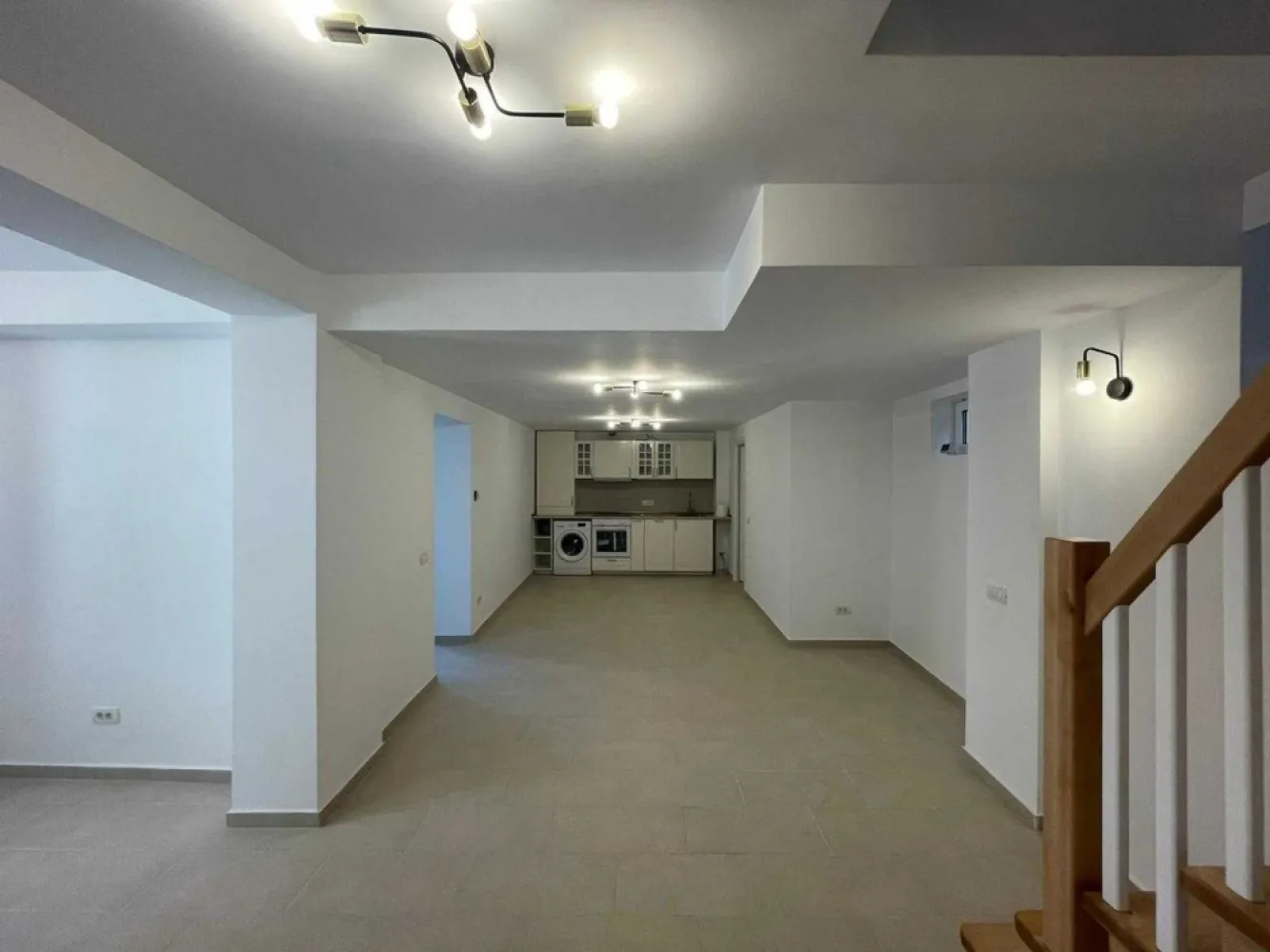 Casa Aviatiei-Herastrau - Proprietar - casa Aviatiei/Herastrau, cca 100-110 mp utili, 3 camere.

Parter : Hol intrare, Open space living/Bucatarie, camara, baie cu dus.

Etaj/mansarda: 2 camere, baie cu cada.

Casa renovata complet de ultima ora, incalzire prin pardoseala, aer cond., bucatarie noua Ikea dotata cu plita, hota, cuptor,mas.spalat vase, mas spalat rufe.
Terasa, gradina.

1600 Euro/luna, garantie c/val 3 luni.
Contract minim 2 ani