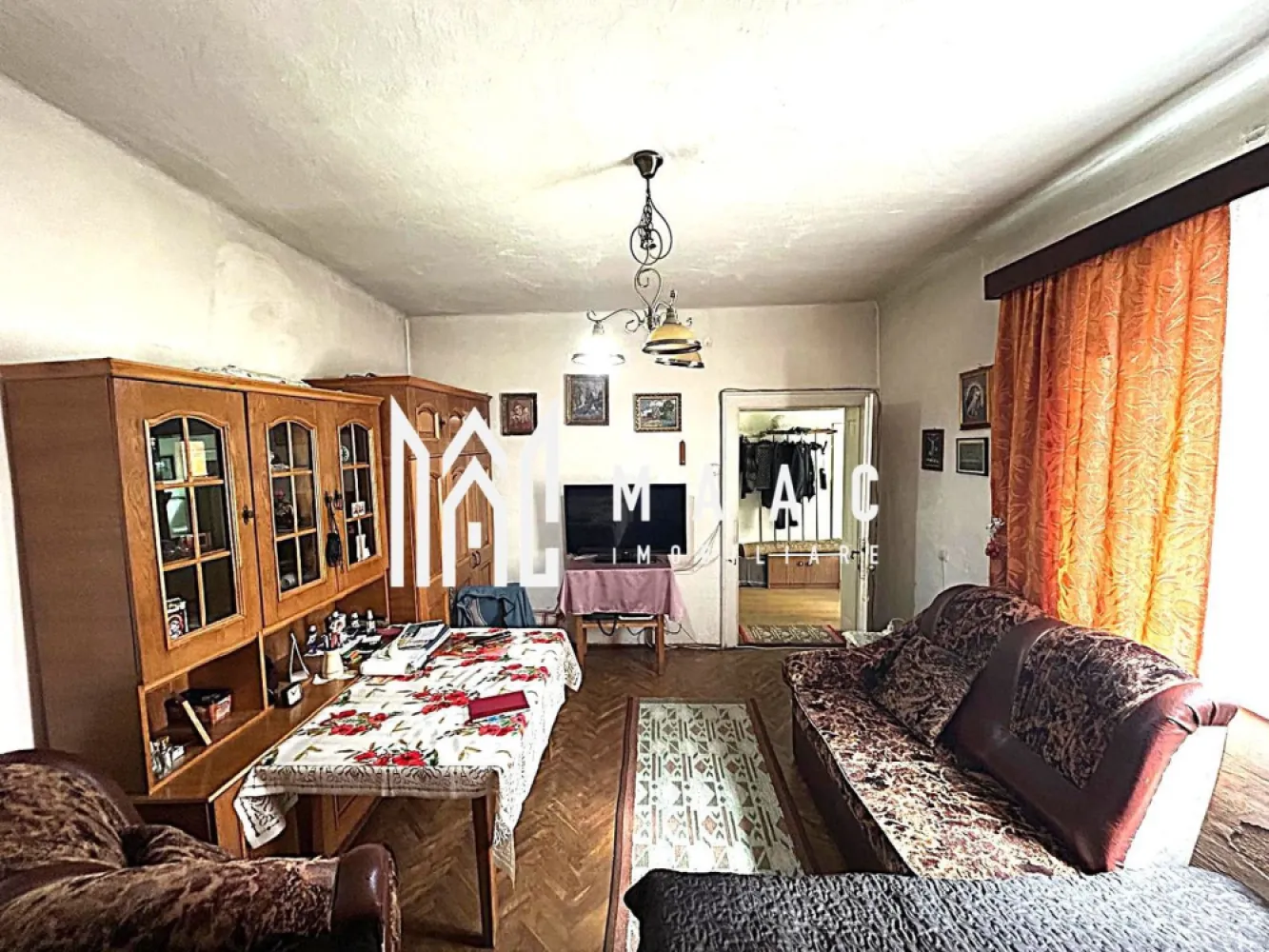 Casă individuală | 3 camere | Garaj | Acces auto | Trei Stejari - Maac Imobiliare prezintă o casă individuală situată într-o zonă liniștită și exclusiv rezidențială din Trei Stejari – o locație apreciată pentru intimitate, acces facil și confort urban. Caracteristici generale: Suprafață utilă: 84,46 mp Demisol: 44,47 mp Suprafață totală desfășurată: 128,5 mp Anexe: 12 mp Teren total: 230 mp Curte liberă: aprox. 110 mp Compartimentare: Demisol: bucătărie, baie, pivniță Parter: 3 dormitoare, hol, baie, bucătărie separată Pod: acces din baie – ideal pentru depozitare sau amenajare ulterioară Alte dotări: Casă izolată exterior Garaj funcțional cu șanț de revizie – ideal pentru reparații auto sau depozitare Acces auto în curte Mențiuni: Proprietatea necesită renovare și personalizare, însă oferă un potențial deosebit datorită compartimentării eficiente și zonei excelente. Este ideală pentru cei care caută liniște, proximitate de oraș și posibilitatea de a amenaja totul după propriul gust. Pentru mai multe detalii, vă rugăm să precizați telefonic că ați văzut anunțul cu ID: CP2603368 }}