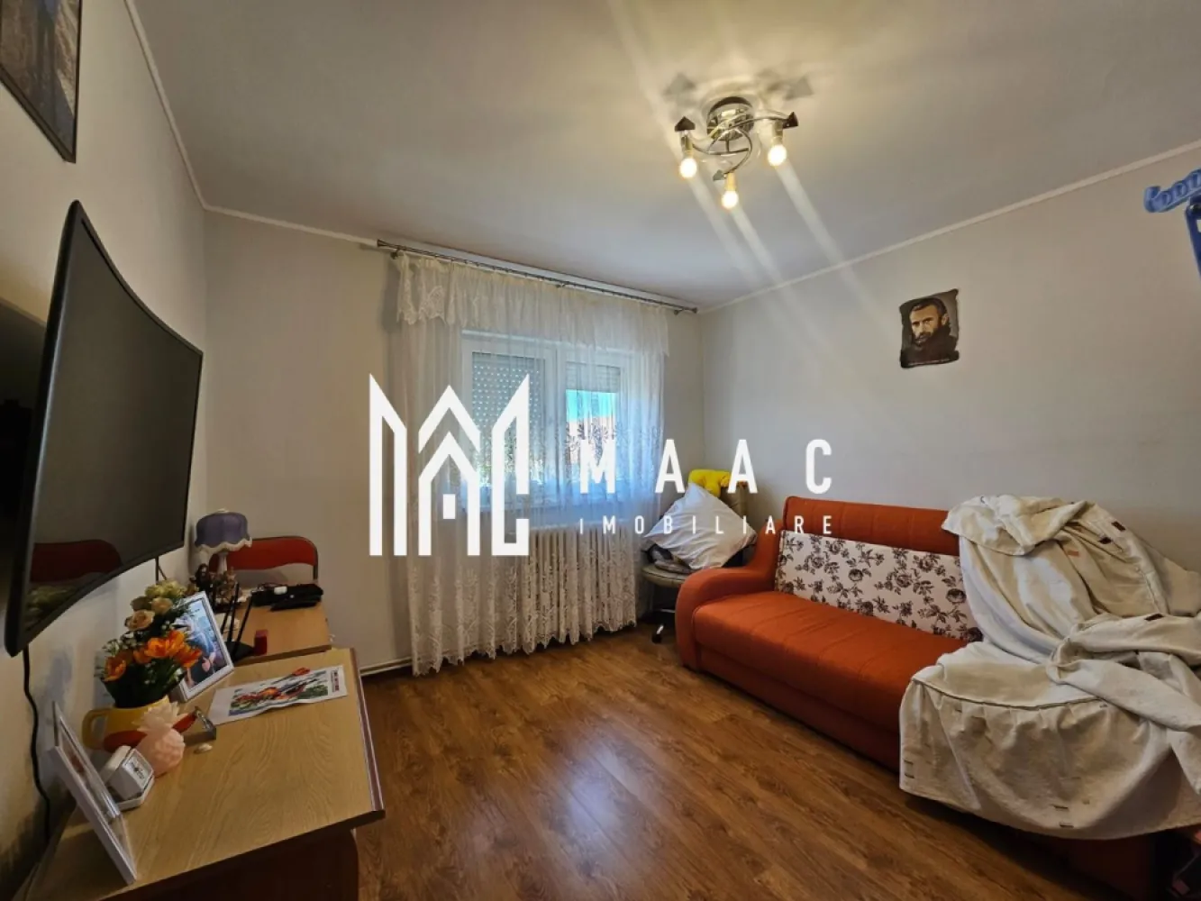 Apartament 2 Camere | 50MPU | Decomandat | Vasile Aaron - MAAC Imobiliare vă propune spre vânzare un apartament cu 2 camere, decomandat, situat în cartierul Vasile Aaron, o zonă apreciată din Sibiu, ideală pentru familii, tineri sau investiție. Detalii proprietate: Suprafață utilă: 50 mp Etaj: 4/4 Pivniță inclusă Balcon închis Compartimentare: Living Dormitor Bucătărie închisă Baie Hol Dotări: Se predă cu tot ce se vede in poze cu exceptia patului din dormitor si cateva electrocasnice. Centrala este noua montata in 2025 . Avantaje ale zonei: Cartierul Vasile Aaron este cunoscut pentru poziționarea excelentă, cu acces rapid către toate punctele de interes ale orașului. Beneficiază de: Stații de autobuz la câțiva pași Supermarketuri, piață agroalimentară, farmacii și centre comerciale în apropiere Școli, grădinițe și zone de joacă pentru copii Posibilitate de deplasare facilă către zona centrală, Promenada Mall sau zona industrială vest Cartier aerisit, cu bulevarde largi, parcări și acces ușor Beneficii locuință: Compartimentare decomandată, cu spații bine definite Balcon închis, perfect pentru relaxare sau spațiu de depozitare Pivniță proprie Etaj intermediar superior, în bloc izolat Pentru mai multe detalii și programarea unei vizionări, vă rugăm să ne contactați menționând ID: CP2604051. }}