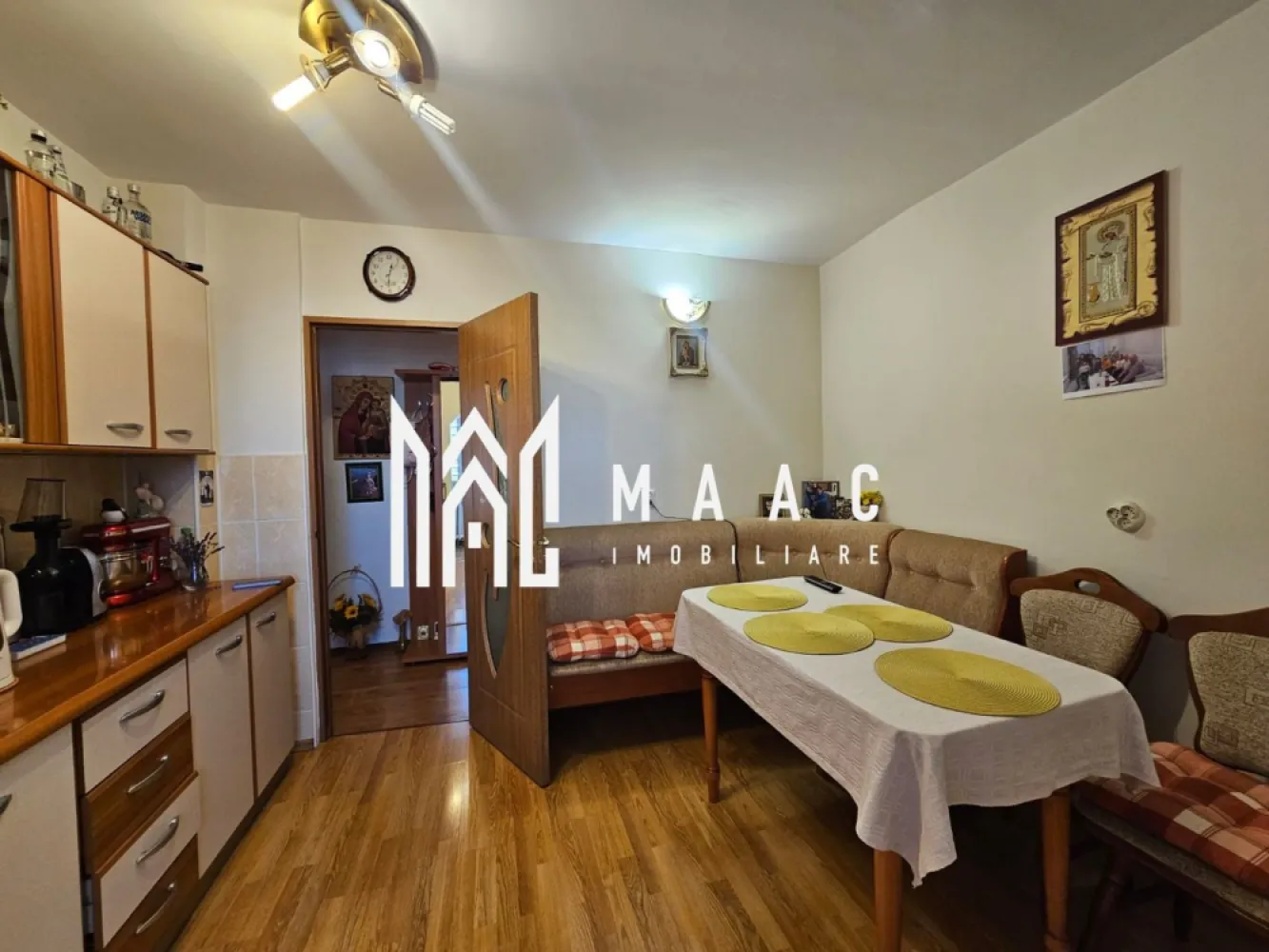 Apartament 2 Camere | 50MPU | Decomandat | Vasile Aaron - MAAC Imobiliare vă propune spre vânzare un apartament cu 2 camere, decomandat, situat în cartierul Vasile Aaron, o zonă apreciată din Sibiu, ideală pentru familii, tineri sau investiție. Detalii proprietate: Suprafață utilă: 50 mp Etaj: 4/4 Pivniță inclusă Balcon închis Compartimentare: Living Dormitor Bucătărie închisă Baie Hol Dotări: Se predă cu tot ce se vede in poze cu exceptia patului din dormitor si cateva electrocasnice. Centrala este noua montata in 2025 . Avantaje ale zonei: Cartierul Vasile Aaron este cunoscut pentru poziționarea excelentă, cu acces rapid către toate punctele de interes ale orașului. Beneficiază de: Stații de autobuz la câțiva pași Supermarketuri, piață agroalimentară, farmacii și centre comerciale în apropiere Școli, grădinițe și zone de joacă pentru copii Posibilitate de deplasare facilă către zona centrală, Promenada Mall sau zona industrială vest Cartier aerisit, cu bulevarde largi, parcări și acces ușor Beneficii locuință: Compartimentare decomandată, cu spații bine definite Balcon închis, perfect pentru relaxare sau spațiu de depozitare Pivniță proprie Etaj intermediar superior, în bloc izolat Pentru mai multe detalii și programarea unei vizionări, vă rugăm să ne contactați menționând ID: CP2604051. }}
