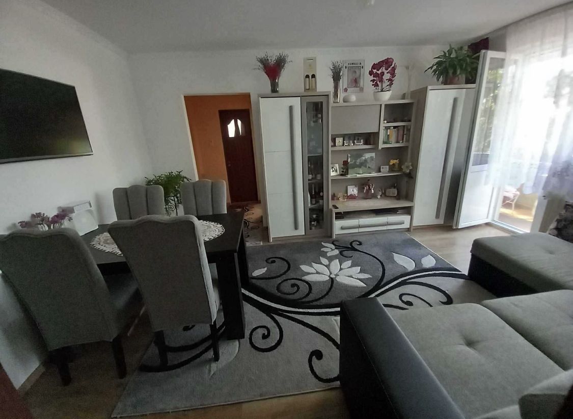 BRASADAS vinde ap 2 cam etaj 4/4 Careiului.