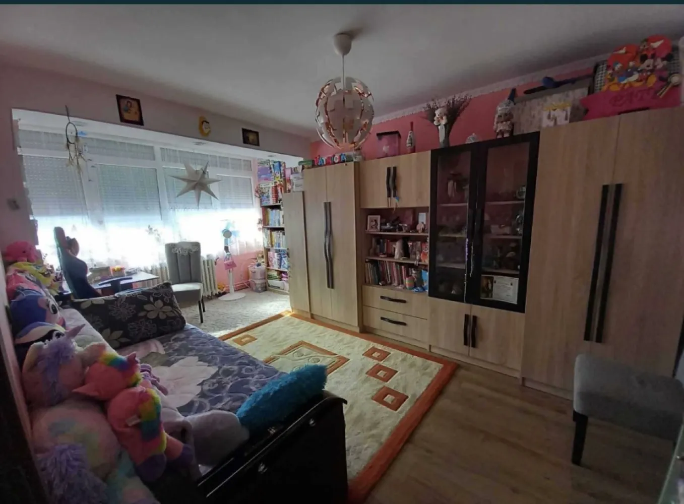 Apartament cu 2 camere pe Drumul Careiului - Vand apartament cu 2 camere, pe strada Careiului, intr-un imobil din caramida. Apartamentul este situat la etajul 4 din cele 4 ale imobilului, prevazut cu acoperis, beneficiind de o suprafata de 64 mp utili.,fiind compartimentat astfel, hol ,debara, bucatarie, 1 camera cu balcon spatios, 1 camera cu balcon inchis, un grup sanitar prevazut cu geam. Apartamentul a fost renovat in anul 2020 cand s-au inlocuit instalatiile de curent, gaz, apa, centrala termica a fost schimbat in anul 2021, ferestrele sunt din PVC prevazute cu geamuri termopane. Apartamentul este bine intretinut. Apartamentul se vinde mobilat, pretul afisat incluzand atat mobila cat si electrocasnicele, masina de spalat vase, frigider, plita si cuptor electric Gorenje, cuptorul cu microunde si masina de spalat rufe. Totodata apartamentul detine un beci uscat. Situat in proximitatea mijloacelor de transport in comun, scoli, gradinite, parc de agrement si diverse magazine, pozitionarea este foarte buna din toate punctele de vedere. Casa scarii este ingrijita iar accesul este conditionat de usa din metal cu interfon. 
Pret; 65.000 euro.
Detalii; 07******38