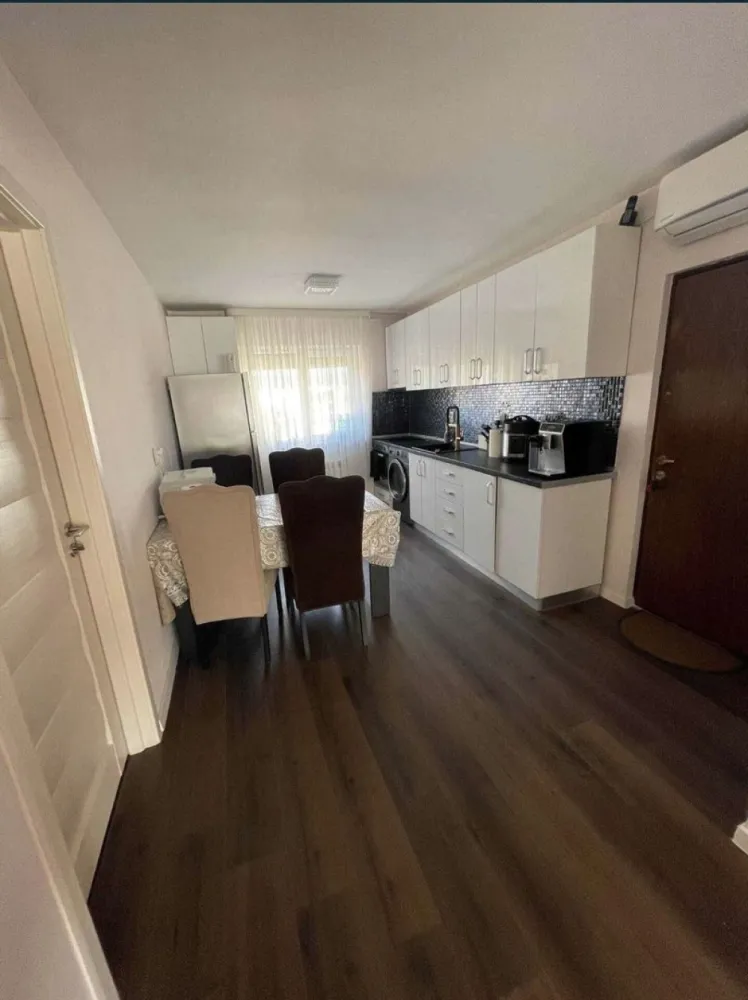 Apartament de vanzare cu 3 camere, Micro 16 Satu Mare etaj 4/4 - Vand APARTAMENT cu 3 camere, decomandat zona Micro 16, strada Sănătății, complet mobilat. Acesta este compartimentant astfel: 2 dormitoare, living, bucatarie, baie si balcon.
Apartamentul a fost renovat complet in anul 2021: 
Microcentrala cu instalatie cupru.
Geamuri termopane.
Balcon inchis termopan
Aer conditionat
Bloc izolat pe interior
Beci
Parcare pe strada
:Apartamentul beneficiazā de o locatie excelentā, foarte aproape de Scoala Avram Iancu, magazine, statie taxi, la 2 min de parcul Linistii, Podul Golescu si la cateva minute de mall. Acest apartament este listat pe airbnb si poate fi folosit atat ca investitite cat si ca locuinta personala. Imediat locuibil
Accesul in bloc se face cu interfon.
Pretul 73.000 E neg
Pentru mai multe informatii, ma puteti contacta la 07******37 Viorel Tataran