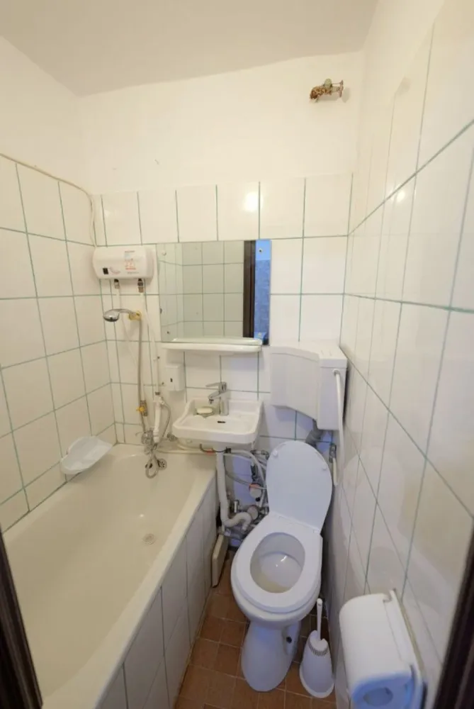 Garsoniera zona CET Constanta - Locuință luminoasa, curată, etaj 3 din 4, cu izolație, incadrată de alte garsoniere, zonă liniștită, aproape de piața CET.