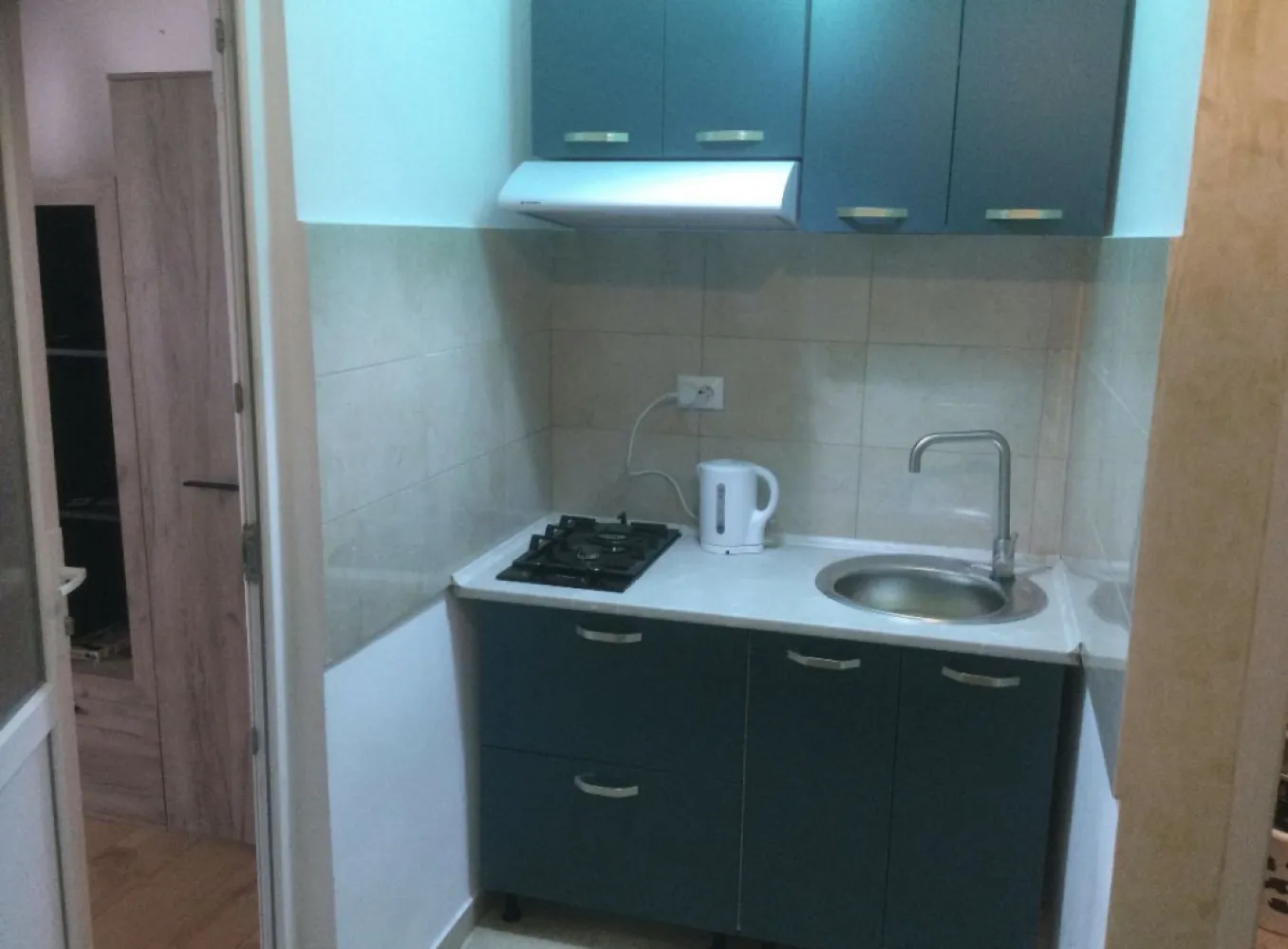 Proprietar vinde garsoniera zona CET Constanta - vand garsoniera zona cet , 21 de mp etaj 2 din 4 , renovata si utilata asa cum arata prin poze , apa calda si caldura prin RADET, 
pentru mai multe contact Sorin 
pret 28000 de euro