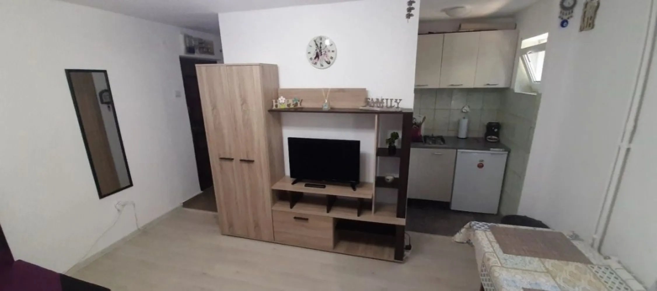 Vand Garsoniera Tomis Nord - Vând garsoniera complet mobilata și utilata disponibila imediat renovata recent în zona Tomis Nord la 10 min mers pe jos de Satul de Vacanta Mamaia și City Park Mall Constanța.