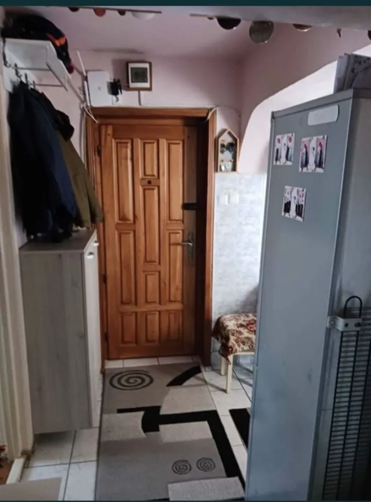 Ap 2 cam decom - Apartamentul are 47 m patrati, are balcon, centrala proprie, aer conditionat.
Apartamentul este din caramida, se afla in zona micro 14.
Este la etajul 4 din 4 cu acoperis.
Se vinde mobilat sau nemobilat.
Parcare platita.