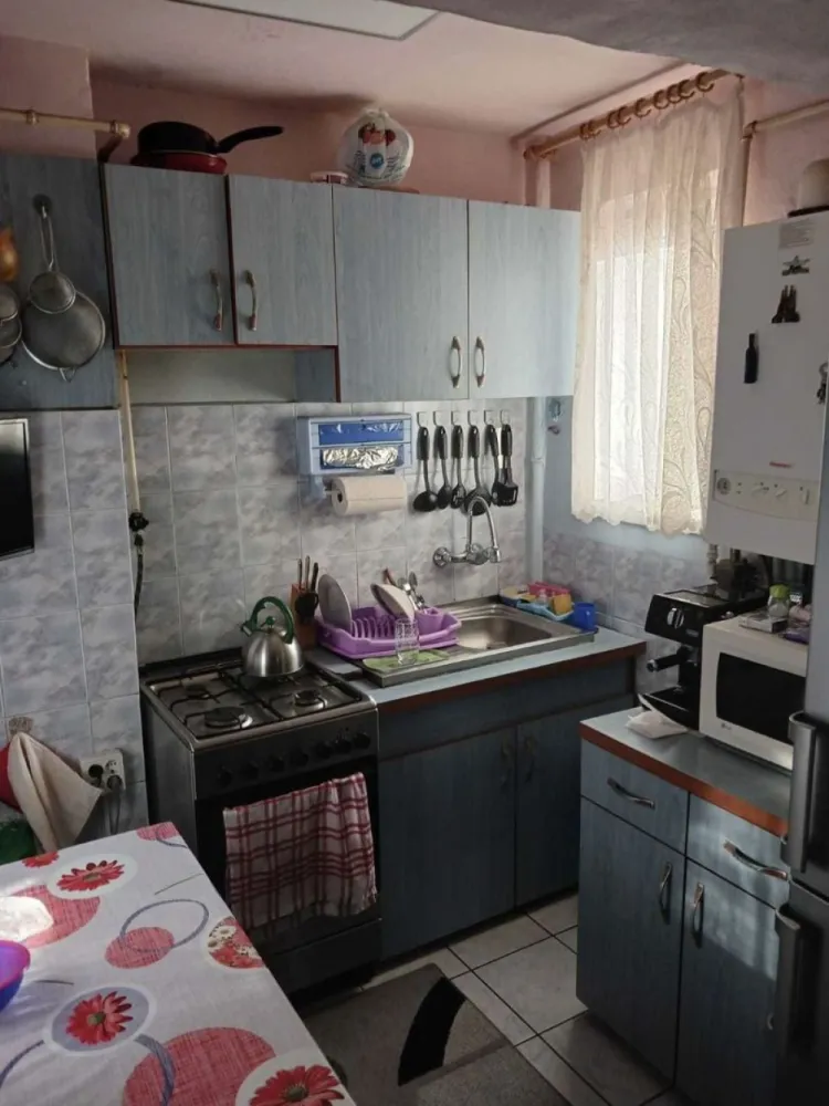 Ap 2 cam decom - Apartamentul are 47 m patrati, are balcon, centrala proprie, aer conditionat.
Apartamentul este din caramida, se afla in zona micro 14.
Este la etajul 4 din 4 cu acoperis.
Se vinde mobilat sau nemobilat.
Parcare platita.